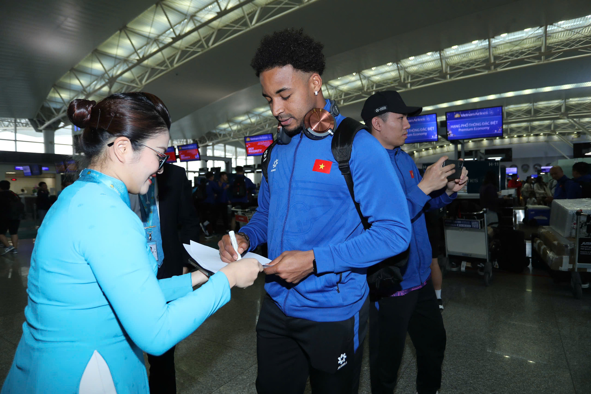 Người hâm mộ xin chữ ký của tiền đạo Nguyễn Xuân Son.