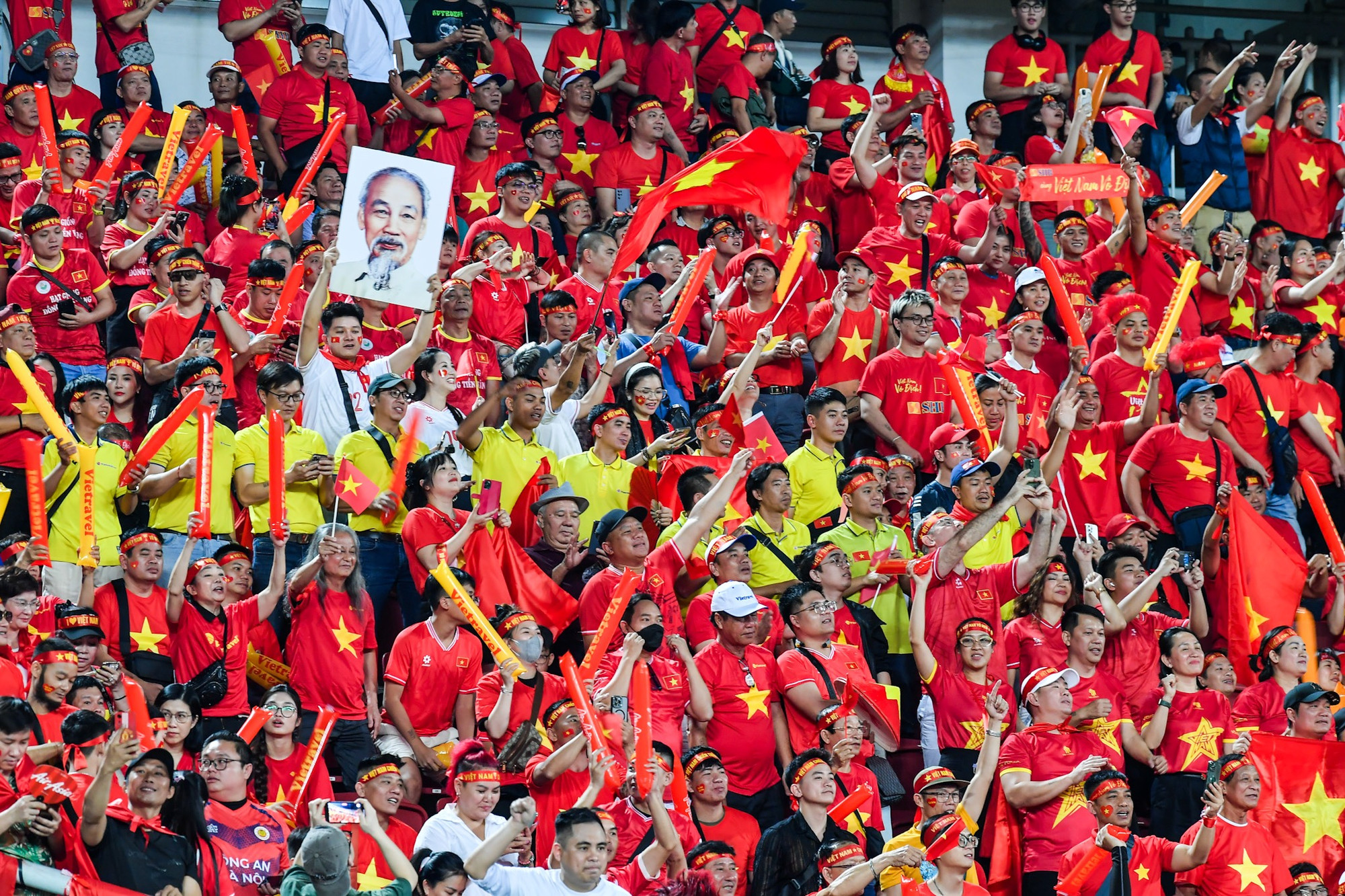 Mọi người cùng nhau tạo ra bầu không khí sôi động không kém gì phía Thái Lan.