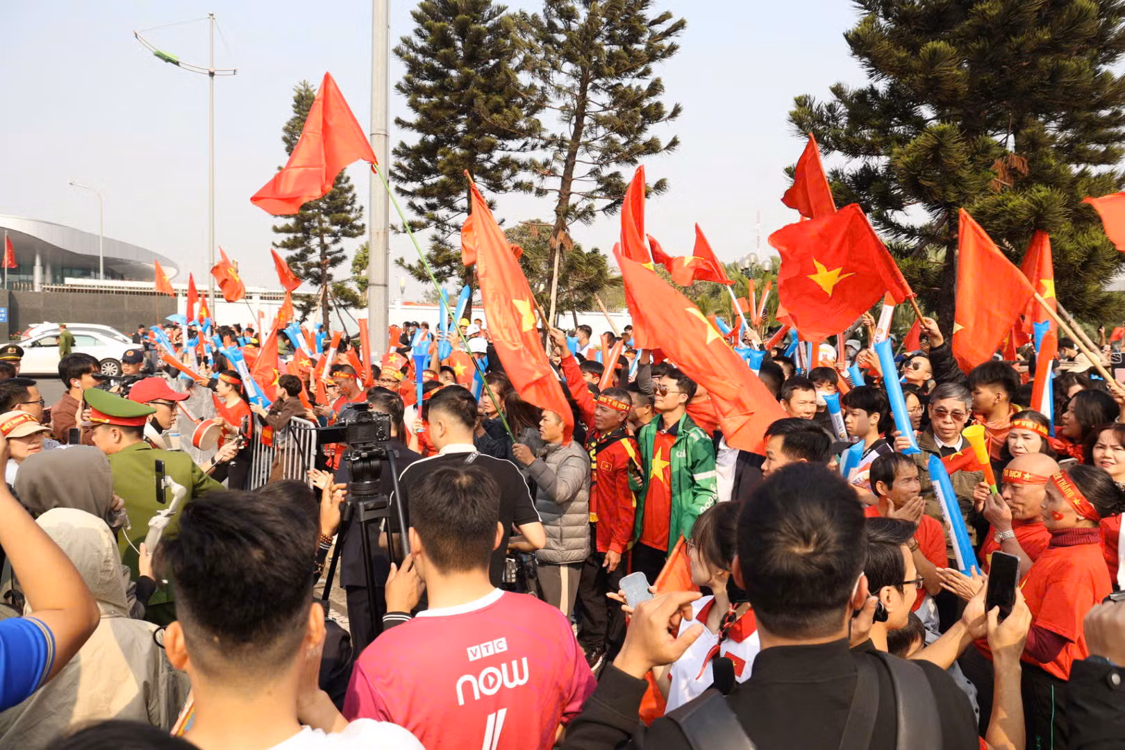An ninh được thắt chặt khi đội tuyển Việt Nam ra khỏi sân bay.