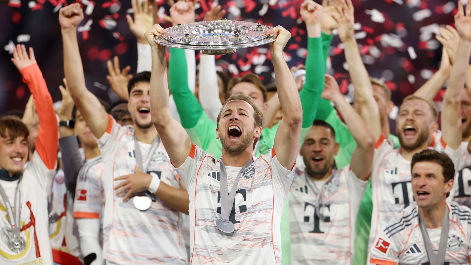 Sau màn ăn mừng đầy cảm xúc, Thomas Muller trao lại Đĩa bạc cho Harry Kane - người đồng đội lần đầu tiên trong sự nghiệp được tận tay nâng cao một danh hiệu tập thể. Chấm dứt chuỗi 694 trận không danh hiệu ở cấp câu lạc bộ lẫn đội tuyển, tiền đạo người Anh xúc động chia sẻ: “Thật là một cảm giác tuyệt vời sau bao nỗ lực. Tôi đang tận hưởng khoảnh khắc này và hy vọng đây chỉ là khởi đầu. Chúng tôi có một tập thể tuyệt vời, một huấn luyện viên tuyệt vời. Tất nhiên, chúng tôi sẽ nhớ Muller - anh ấy là một huyền thoại”. (Ảnh: Bayern FC) Sau màn ăn mừng đầy cảm xúc, Thomas Muller trao lại Đĩa bạc cho Harry Kane - người đồng đội lần đầu tiên trong sự nghiệp được tận tay nâng cao một danh hiệu tập thể. Chấm dứt chuỗi 694 trận không danh hiệu ở cấp câu lạc bộ lẫn đội tuyển, tiền đạo người Anh xúc động chia sẻ: “Thật là một cảm giác tuyệt vời sau bao nỗ lực. Tôi đang tận hưởng khoảnh khắc này và hy vọng đây chỉ là khởi đầu. Chúng tôi có một tập thể tuyệt vời, một huấn luyện viên tuyệt vời. Tất nhiên, chúng tôi sẽ nhớ Muller - anh ấy là một huyền thoại”. (Ảnh: Bayern FC)