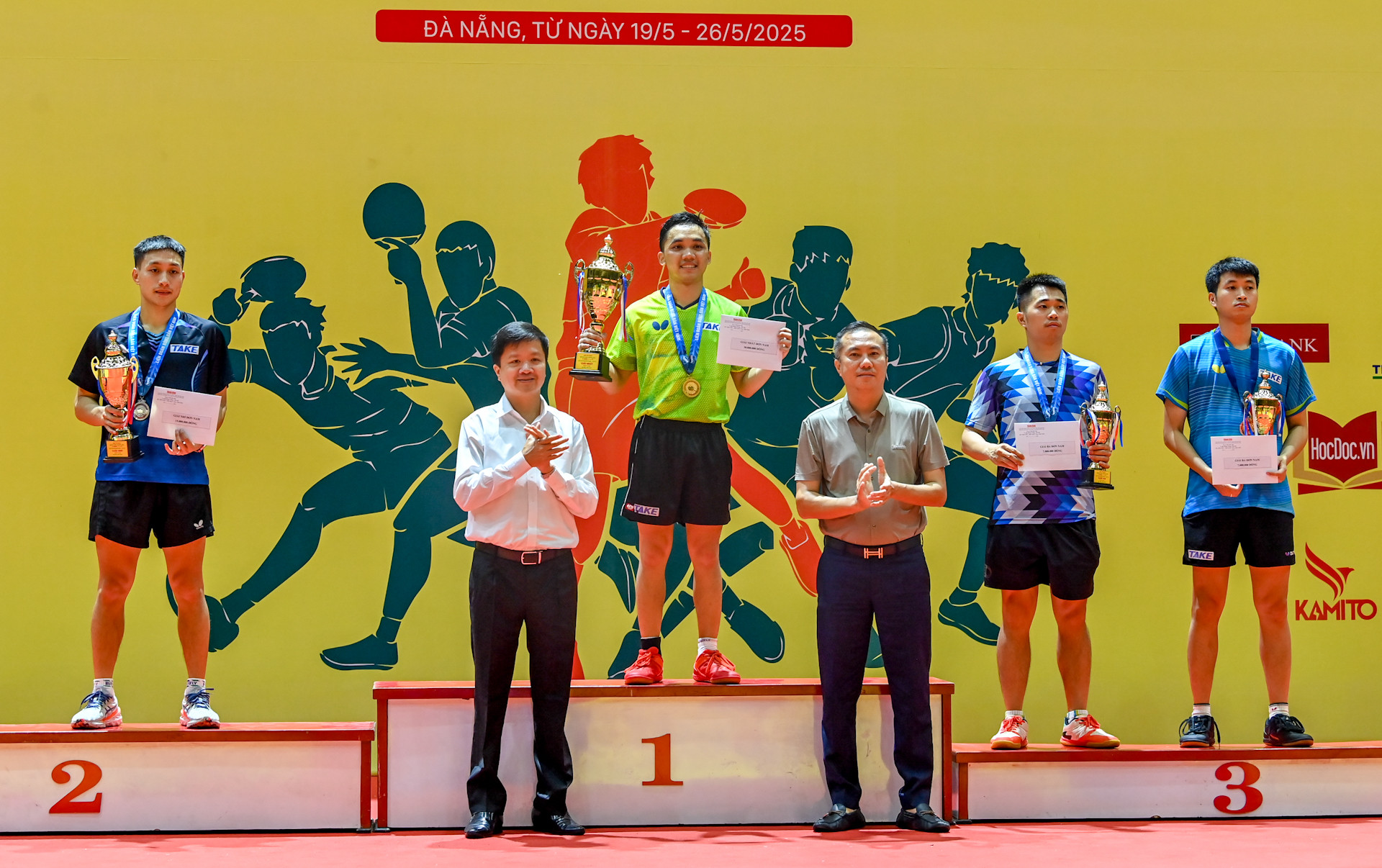 Đinh Anh Hoàng (Công an nhân dân T&T) nhận danh hiệu vô địch nội dung đơn nam.