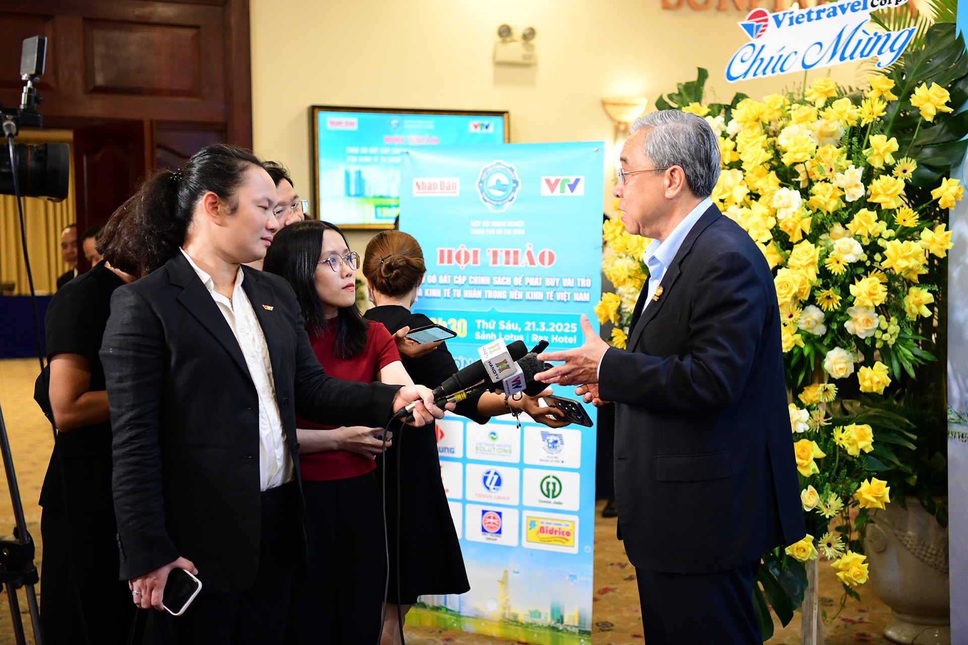 Ông Nguyễn Ngọc Hòa, Chủ tịch Hiệp hội Doanh nghiệp Thành phố Hồ Chí Minh trả lời phỏng vấn báo chí bên lề hội thảo.