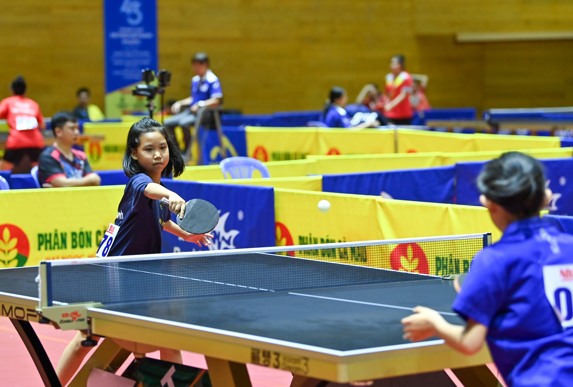 Dù sinh ra trong gia đình có mẹ là huấn luyện viên bóng đá, vận động viên 10 tuổi Lê Bảo Anh của đoàn Hưng Yên lại sớm bộc lộ niềm đam mê với bóng bàn và kiên định lựa chọn con đường thi đấu chuyên nghiệp.