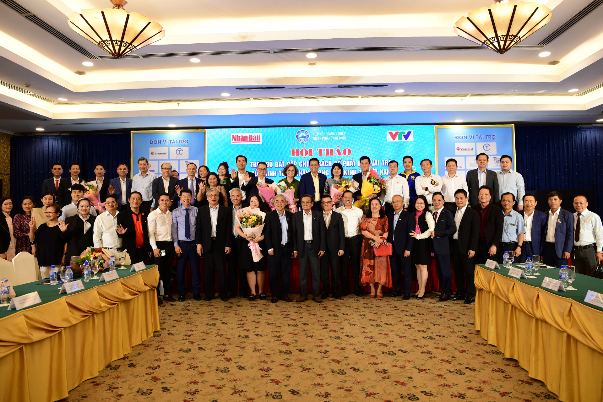 Các đại biểu chụp hình kỷ niệm.