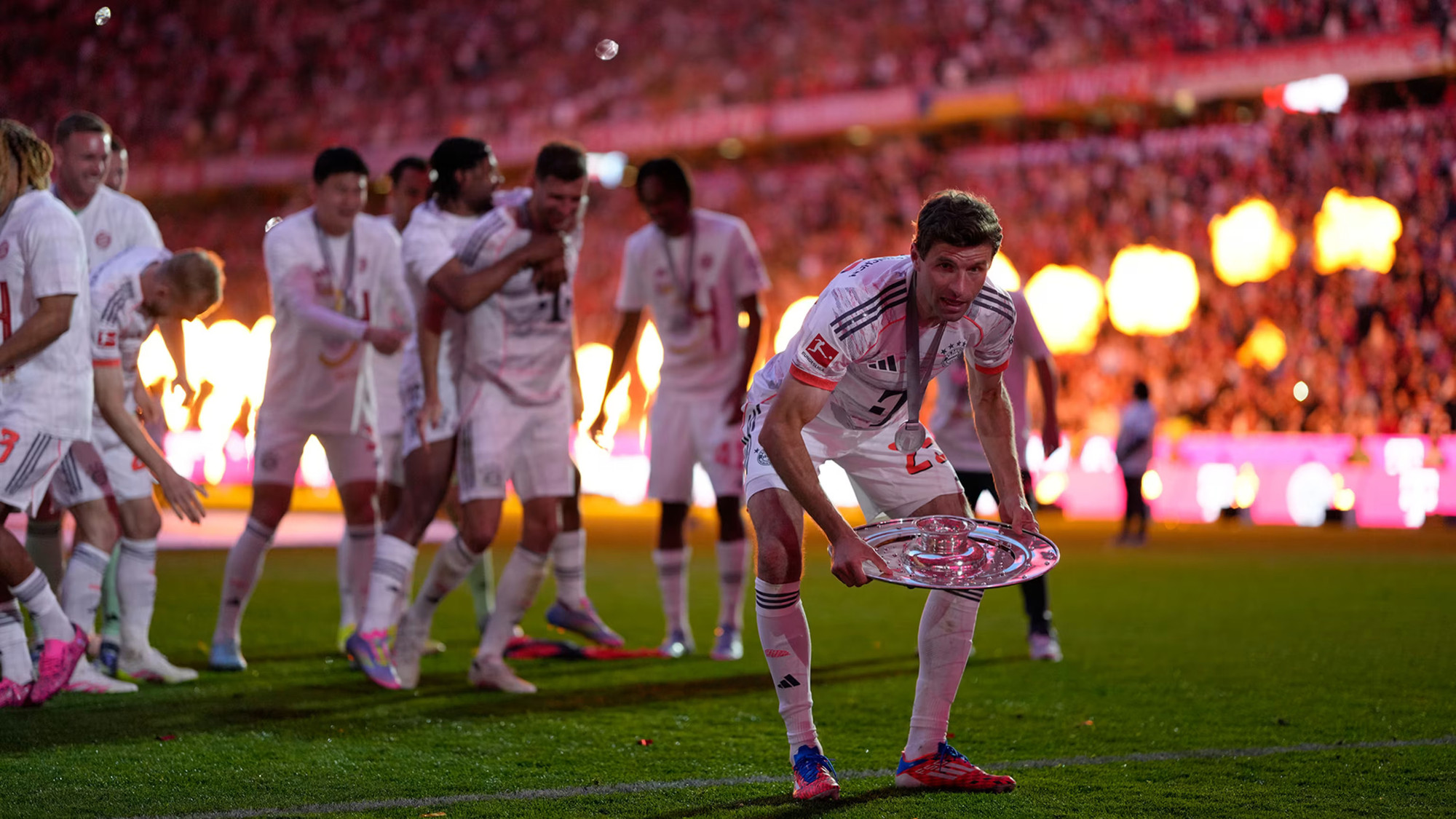 Thomas Muller cùng các đồng đội tri ân người hâm mộ. (Ảnh: Bayern FC) Thomas Muller cùng các đồng đội tri ân người hâm mộ. (Ảnh: Bayern FC)