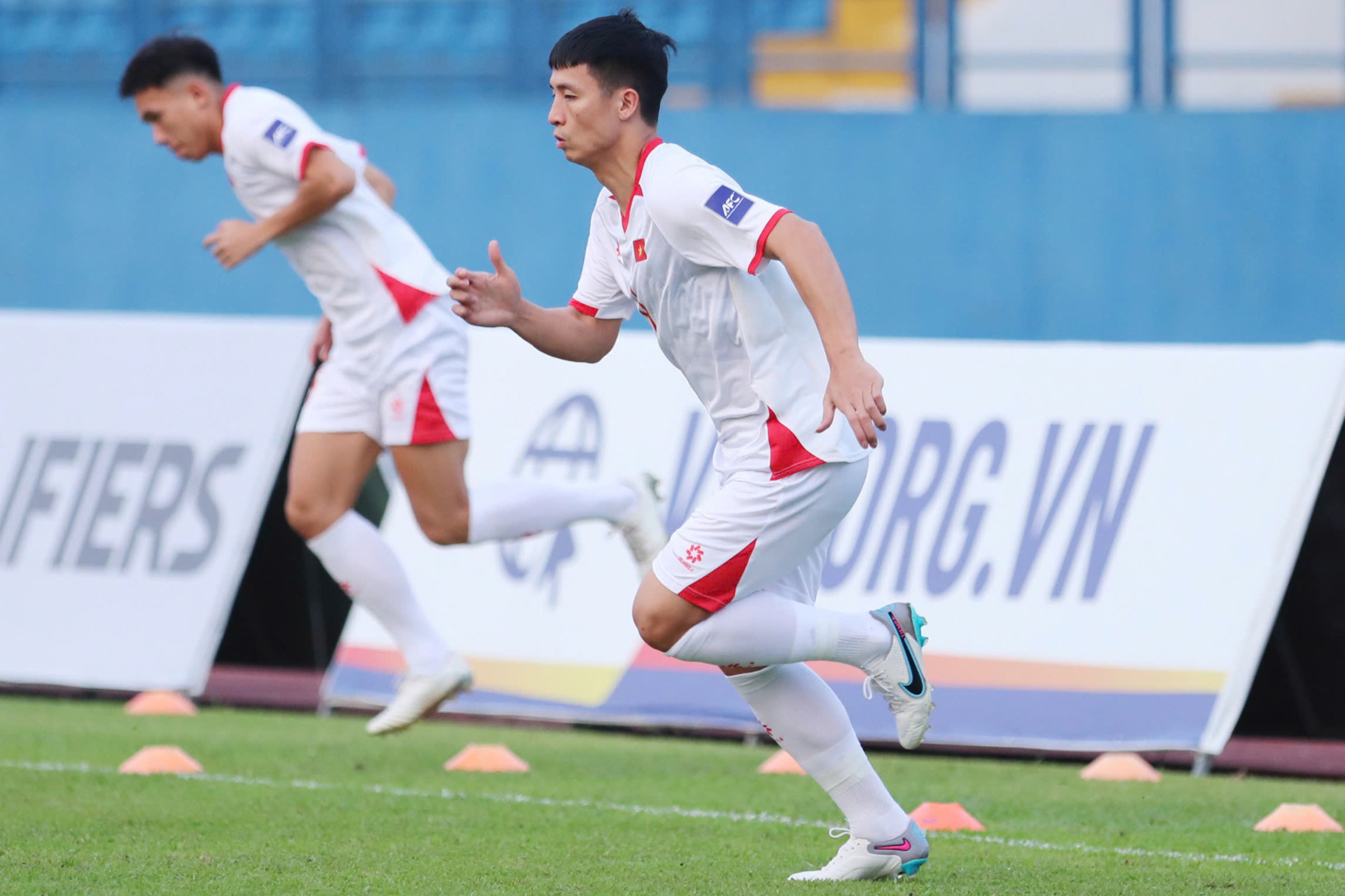 Các cầu thủ sẵn sàng để mang về chiến thắng trên sân nhà.