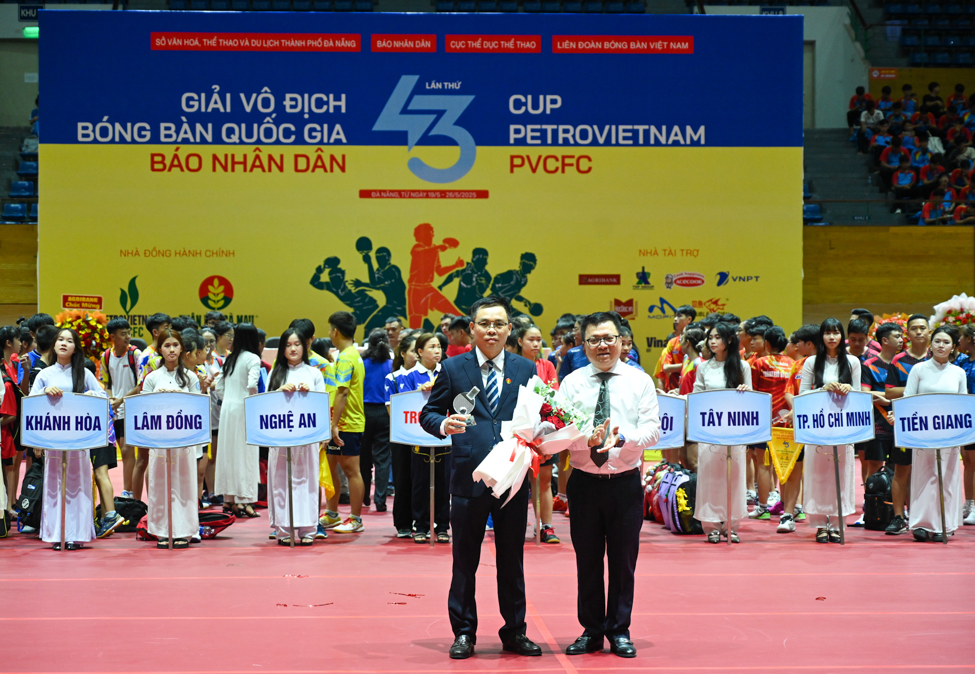 Đồng chí Lê Quốc Minh tặng hoa và kỷ niệm chương nhằm tri ân nhà đồng hành chính là Công ty cổ phần Phân bón Dầu khí Cà Mau đã có nhiều năm đồng hành cùng giải đấu.