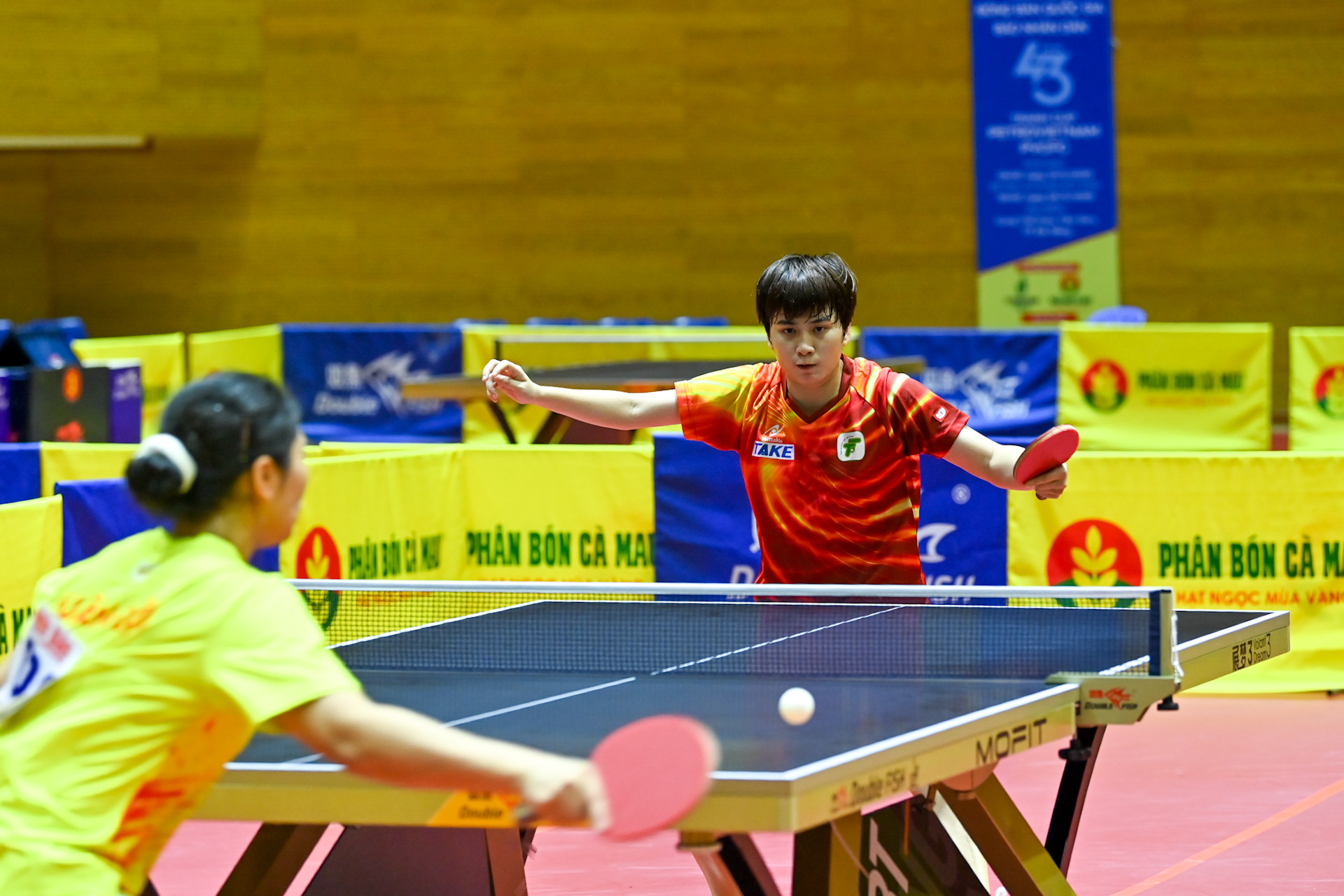 Tay vợt Nguyễn Khoa Diệu Khánh, sinh năm 1998 tại Ninh Thuận, hiện là thành viên của Đội tuyển TP Hồ Chí Minh và Đội tuyển quốc gia Việt Nam. Cô đã tham dự nhiều kỳ SEA Games, bắt đầu từ SEA Games 29 năm 2017, và giành Huy chương Đồng nội dung đồng đội nữ tại SEA Games 31 năm 2021. Năm 2024 đánh dấu bước ngoặt trong sự nghiệp của Diệu Khánh khi cô giành Huy chương Vàng đơn nữ tại Giải vô địch bóng bàn quốc gia Báo Nhân Dân lần thứ 42 và Giải vô địch bóng bàn Đông Nam Á 2024.