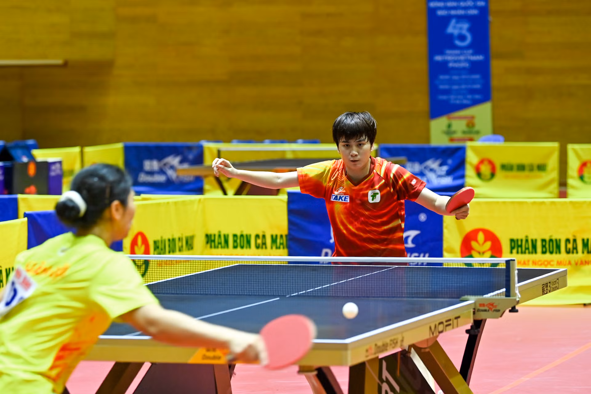 Tay vợt Nguyễn Khoa Diệu Khánh, sinh năm 1998 tại Ninh Thuận, hiện là thành viên của Đội tuyển TP Hồ Chí Minh và Đội tuyển quốc gia Việt Nam. Cô đã tham dự nhiều kỳ SEA Games, bắt đầu từ SEA Games 29 năm 2017, và giành Huy chương Đồng nội dung đồng đội nữ tại SEA Games 31 năm 2021. Năm 2024 đánh dấu bước ngoặt trong sự nghiệp của Diệu Khánh khi cô giành Huy chương Vàng đơn nữ tại Giải vô địch bóng bàn quốc gia Báo Nhân Dân lần thứ 42 và Giải vô địch bóng bàn Đông Nam Á 2024.