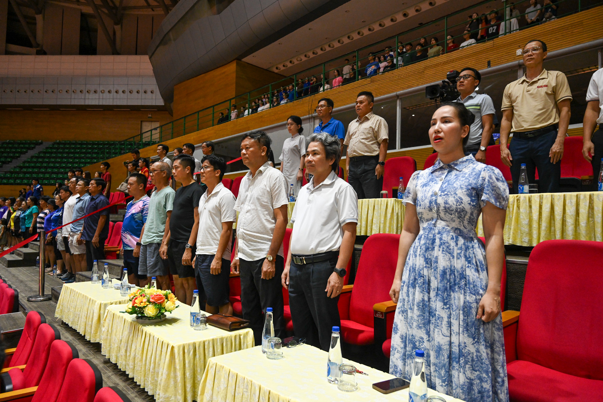 Các đại biểu thực hiện nghi thức chào cờ.