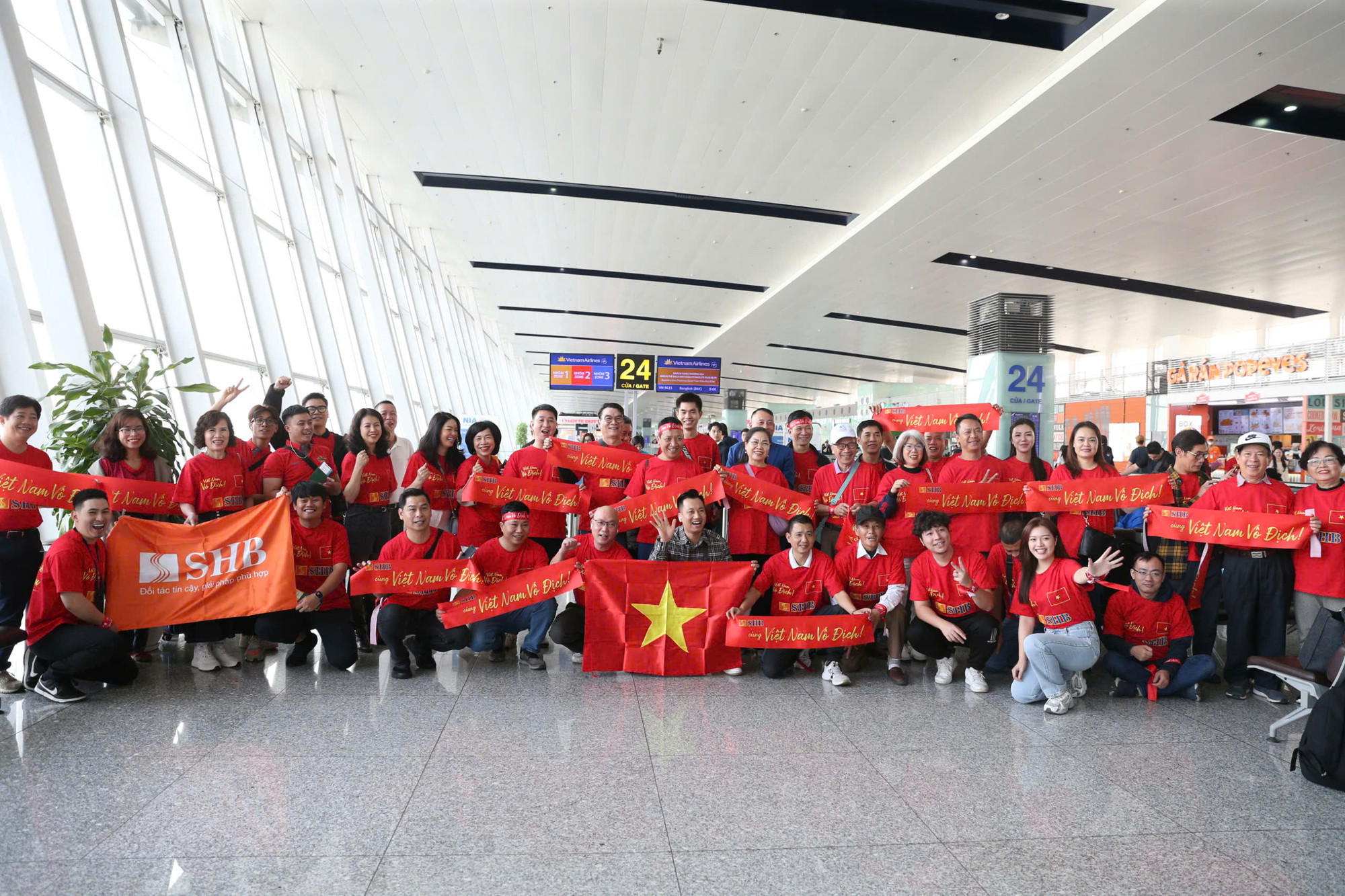 Người hâm mộ chụp ảnh kỷ niệm trước giờ lên máy bay.