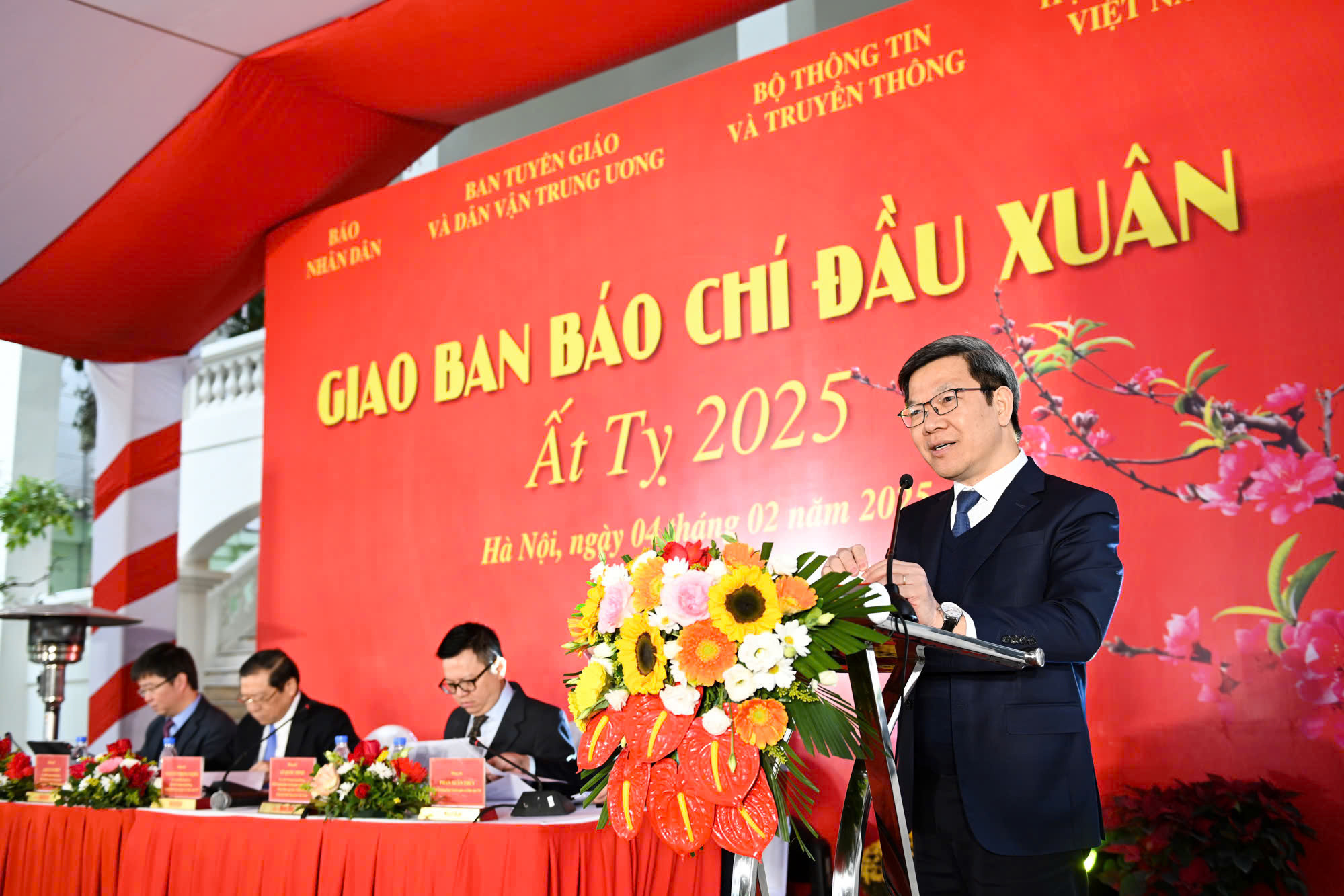 Đồng chí Tống Văn Thanh, Vụ trưởng Vụ Báo chí-Xuất bản, Ban Tuyên giáo và Dân vận Trung ương trình bày báo cáo về công tác báo chí Xuân Ất Tỵ 2025. Đồng chí Tống Văn Thanh, Vụ trưởng Vụ Báo chí-Xuất bản, Ban Tuyên giáo và Dân vận Trung ương trình bày báo cáo về công tác báo chí Xuân Ất Tỵ 2025.