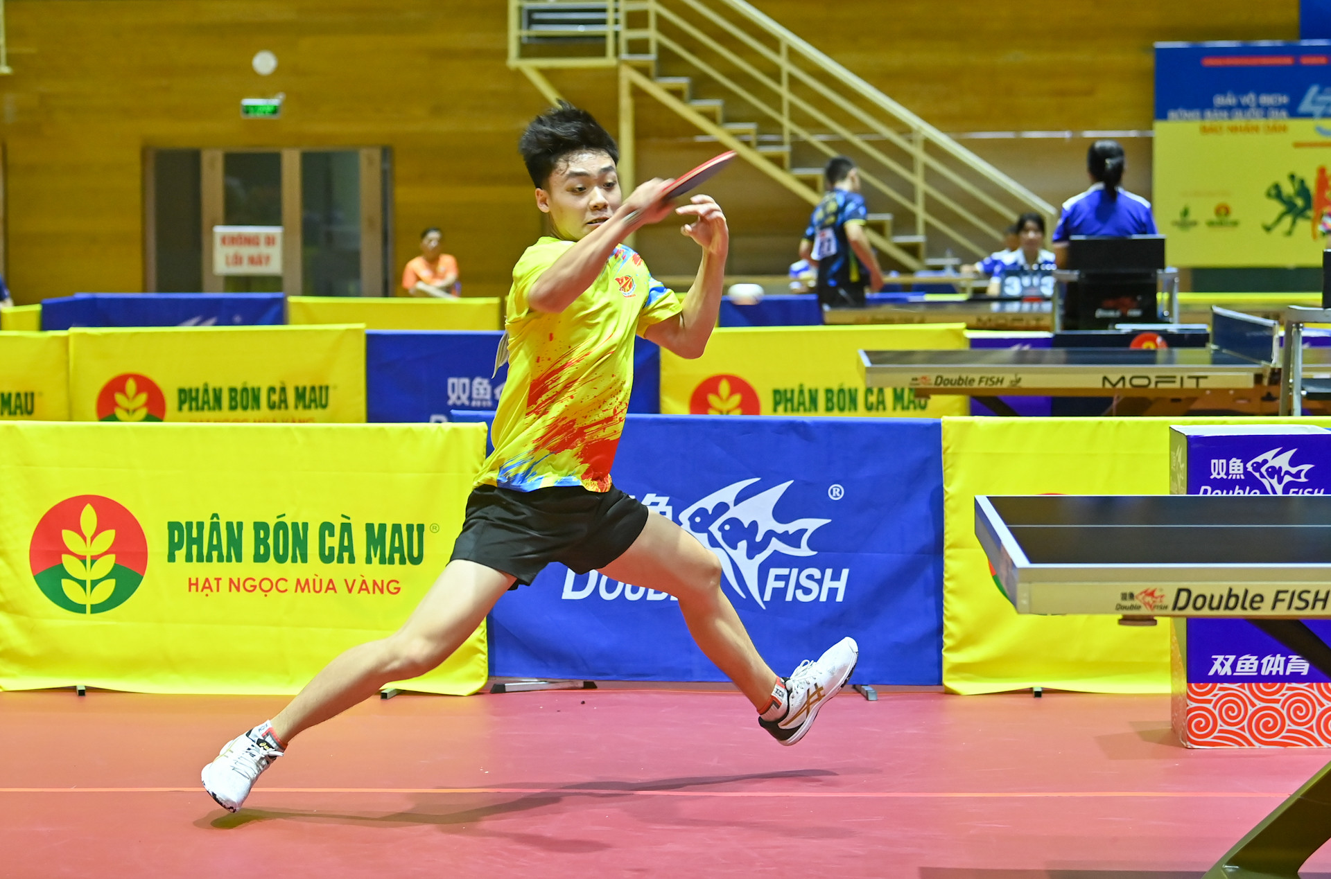 Được đào tạo bài bản tại Trung tâm Thể dục thể thao Quân đội, Hoàng Lâm sở hữu lối đánh tấn công tốc độ cao, đặc biệt là khả năng giật bóng mạnh mẽ và chính xác.