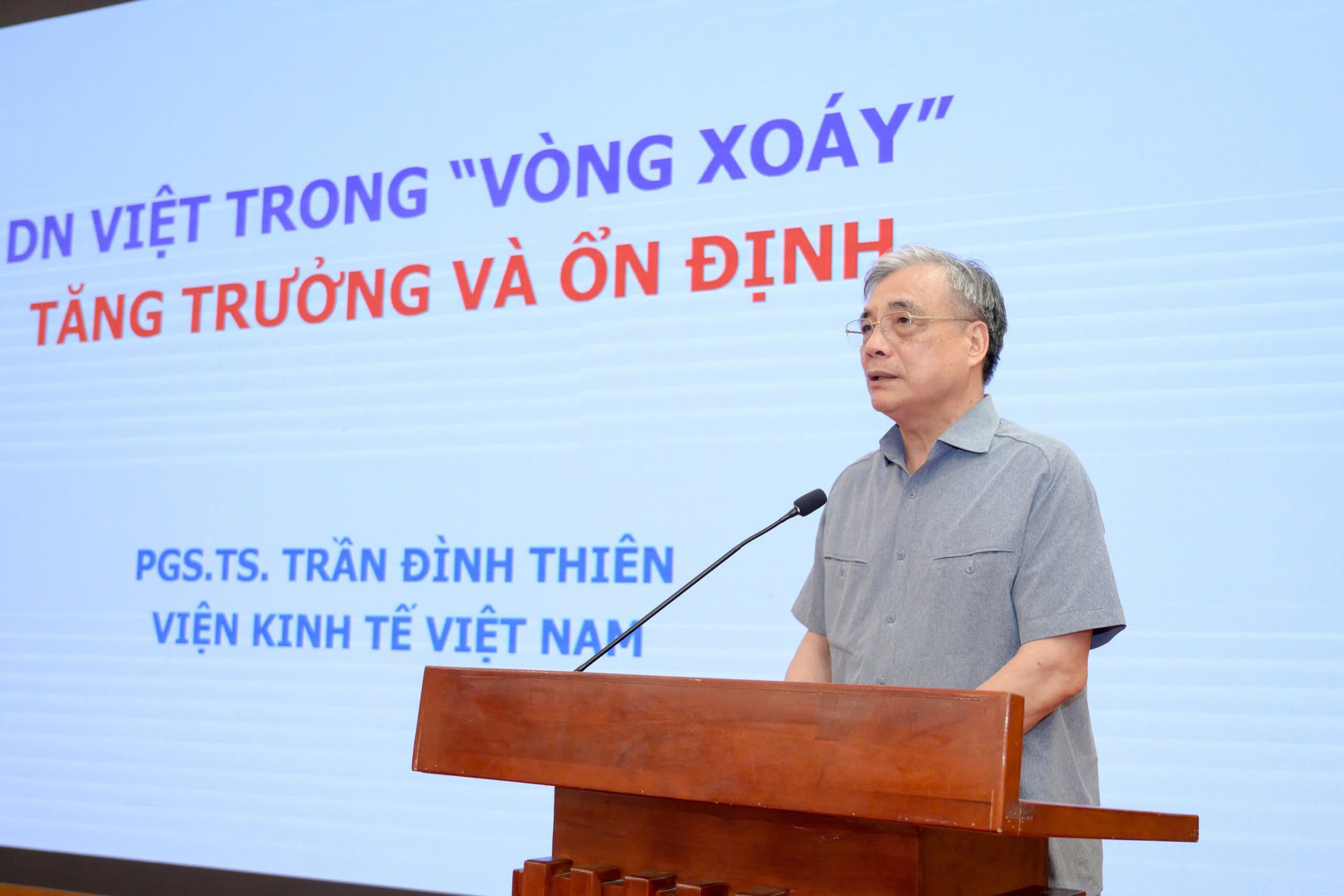 PGS, TS Trần Đình Thiên, nguyên Viện trưởng Viện Kinh tế Việt Nam, Thành viên Tổ tư vấn kinh tế của Thủ tướng Chính phủ trình bày tham luận "Doanh nghiệp Việt trong vòng xoáy tăng trưởng và ổn định".