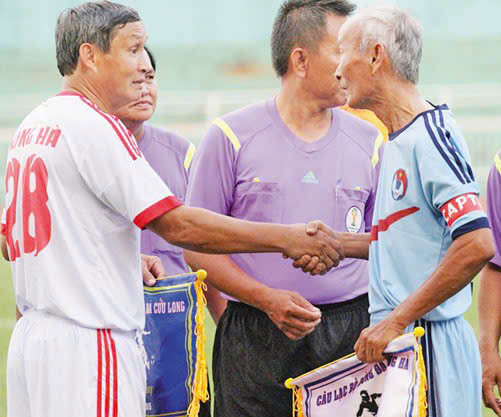 Cựu cầu thủ Mai Đức Chung tái ngộ trong trận giao hữu sau 40 năm trên sân vận động Thống Nhất giữa Tổng cục Đường sắt và Cảng Sài Gòn. (Ảnh: HOÀNG TÙNG)