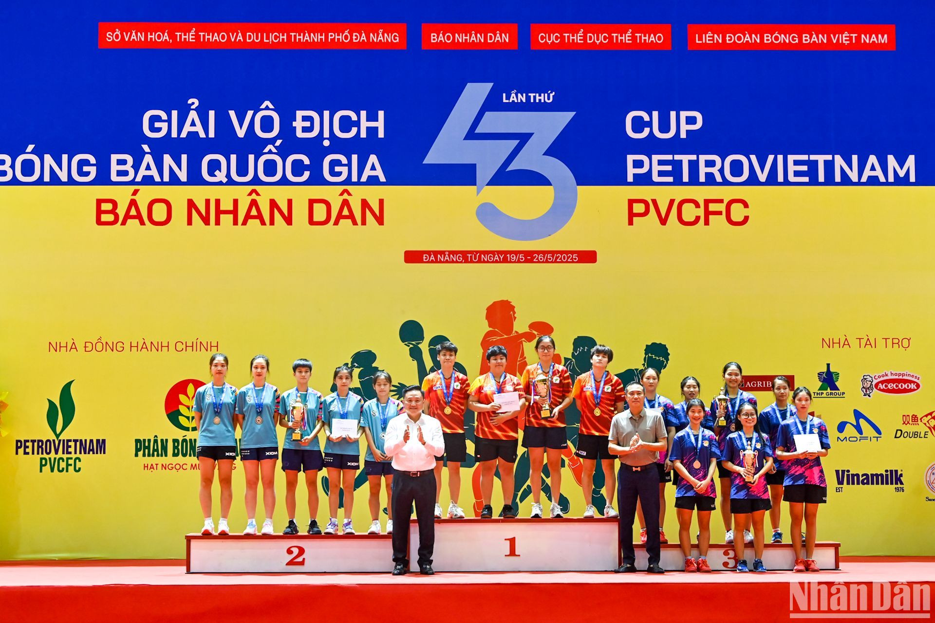Đại diện Ban tổ chức trao huy chương và cúp cho các đội đoạt giải tại nội dung đồng đội nữ. (Ảnh: DUY LINH) Đại diện Ban tổ chức trao huy chương và cúp cho các đội đoạt giải tại nội dung đồng đội nữ. (Ảnh: DUY LINH)