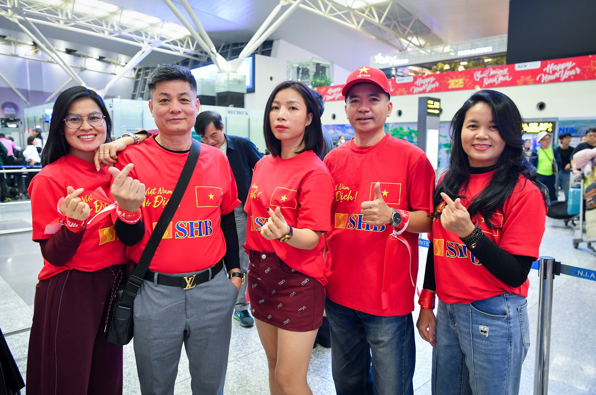 Tại sân bay, người hâm mộ đã sẵn sàng để bắt chuyến bay sang thành phố Bangkok (Thái Lan).