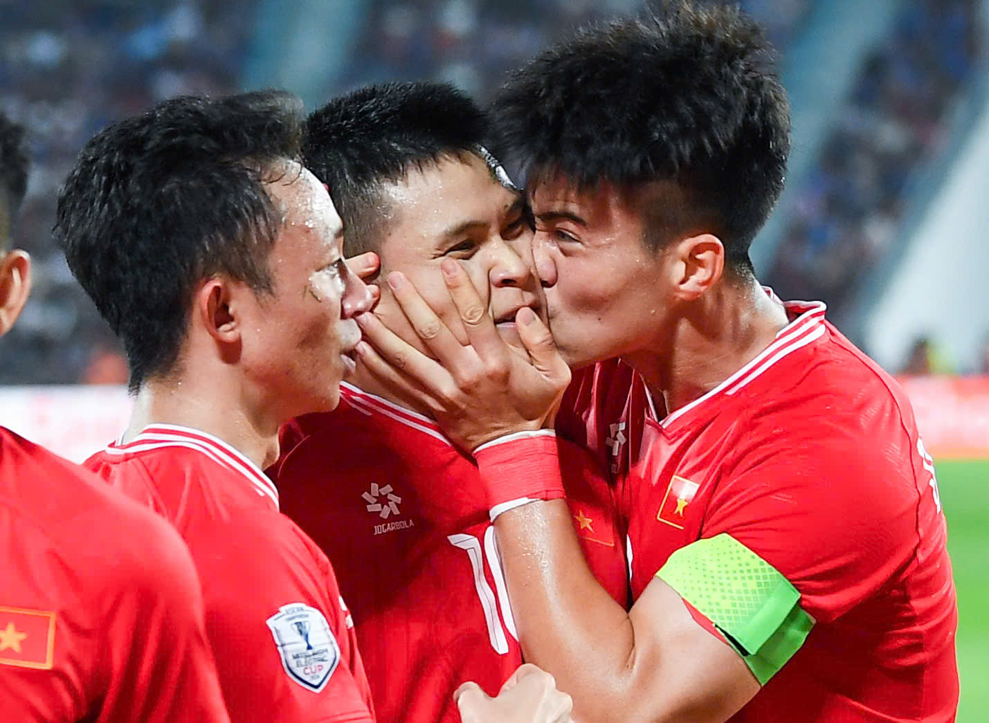 Đến phút 83, Tuấn Hải dứt điểm đưa bóng bật chân Hemviboon đổi hướng đi vào lưới, tổng tỷ số là 4-3 cho đội tuyển Việt Nam.