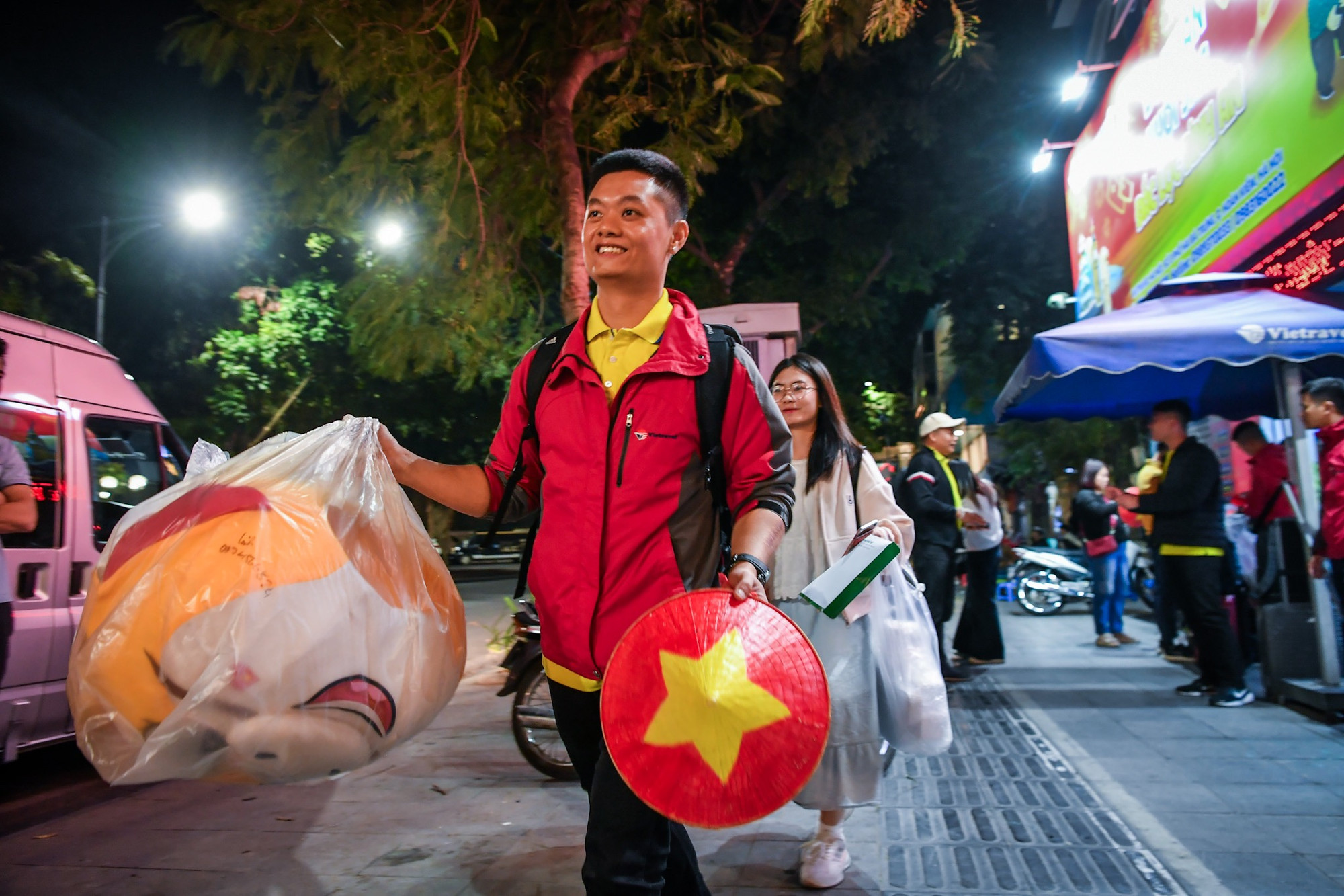 Chỉ sau 3 ngày mở bán, hơn 1.000 chỗ trong các tour cổ vũ của Vietravel đã được đăng ký kín vào tối ngày 2/1, ngay sau trận chung kết lượt đi tại sân vận động Phú Thọ.