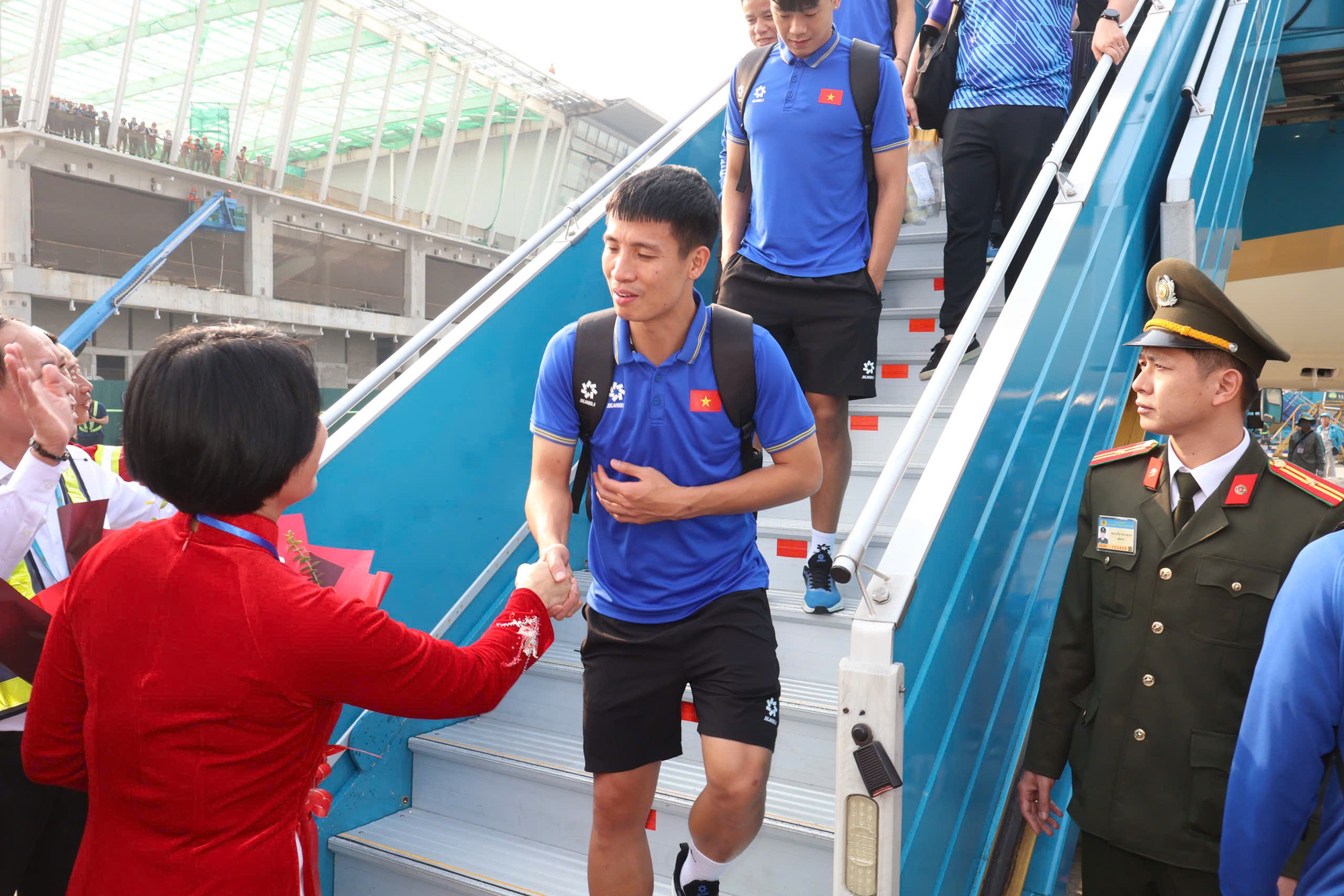 Đại diện Cục Thể dục Thể thao chào đón và chia vui cùng các tuyển thủ.