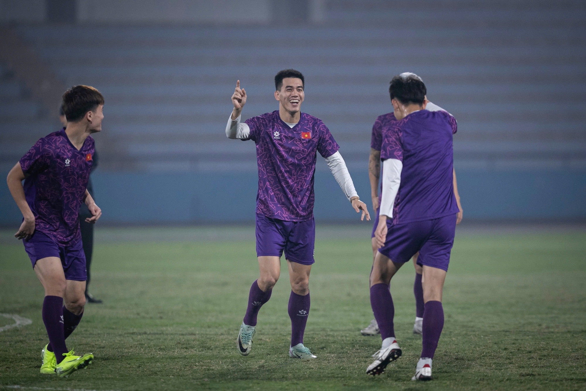 Tiến Linh cùng các đồng đội hứng khởi trong buổi tập.