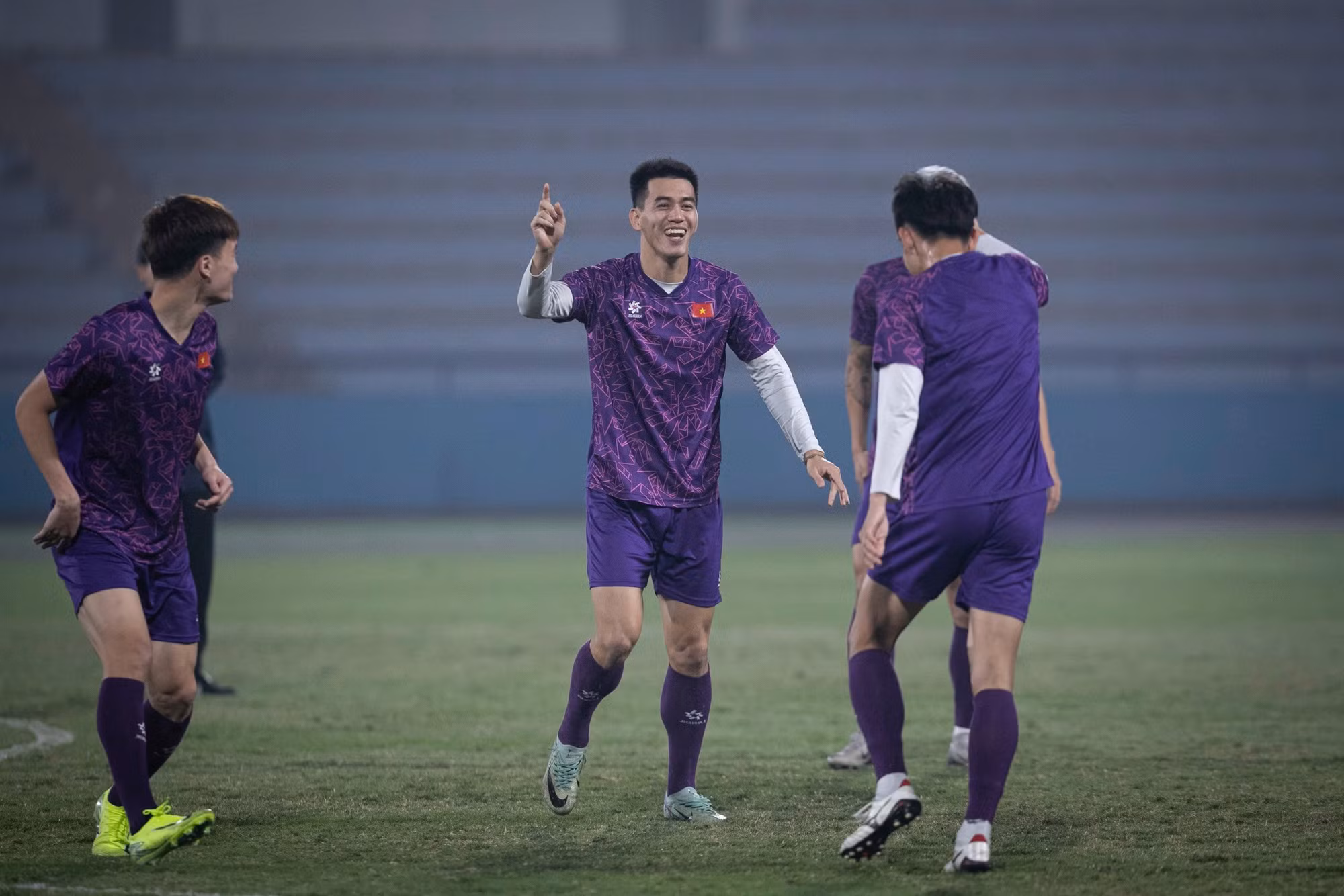 Tiến Linh cùng các đồng đội hứng khởi trong buổi tập.