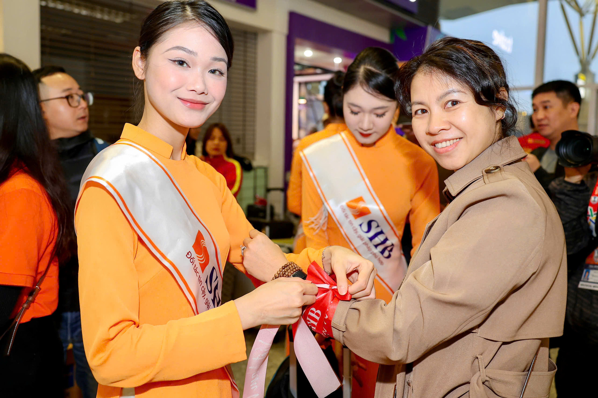 Ước tính có 600 người hâm mộ, người thân của tuyển thủ sẽ cùng Ngân hàng do “bầu” Hiển lãnh đạo đến Bangkok để cổ vũ tuyển quốc gia. SHB tài trợ toàn bộ chi phí (vé máy bay, ăn ở đi lại, vé vào sân) để cổ vũ đội tuyển ở trận chung kết lượt về tại Thái Lan.