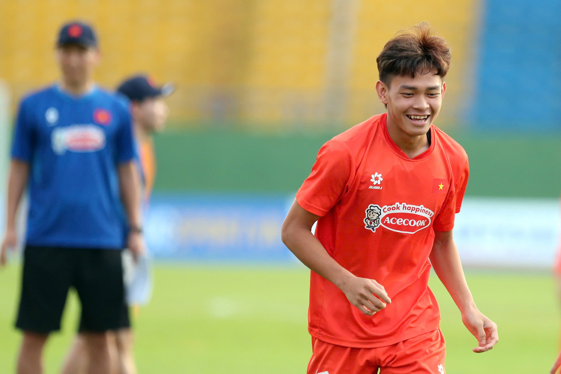 Huấn luyện viên Kim Sang Sik kỳ vọng sự phát triển của tiền đạo trẻ Bùi Vĩ Hào (sinh năm 2003) sẽ góp phần gia tăng sức mạnh của đội tuyển Việt Nam. Huấn luyện viên Kim Sang Sik kỳ vọng sự phát triển của tiền đạo trẻ Bùi Vĩ Hào (sinh năm 2003) sẽ góp phần gia tăng sức mạnh của đội tuyển Việt Nam.