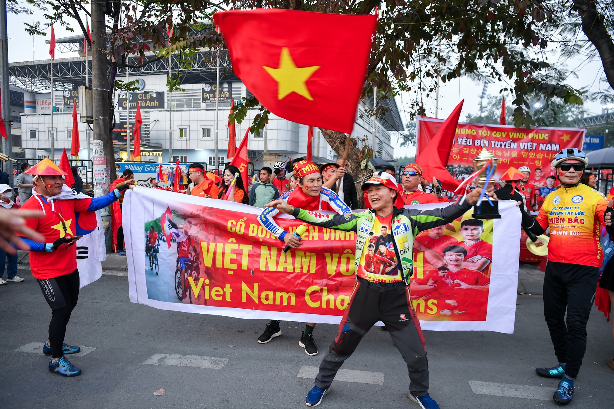 Sân vận động Việt Trì có sức chứa gần 20.000 người được lấp kín ở trận đấu này. Sân vận động Việt Trì có sức chứa gần 20.000 người được lấp kín ở trận đấu này.