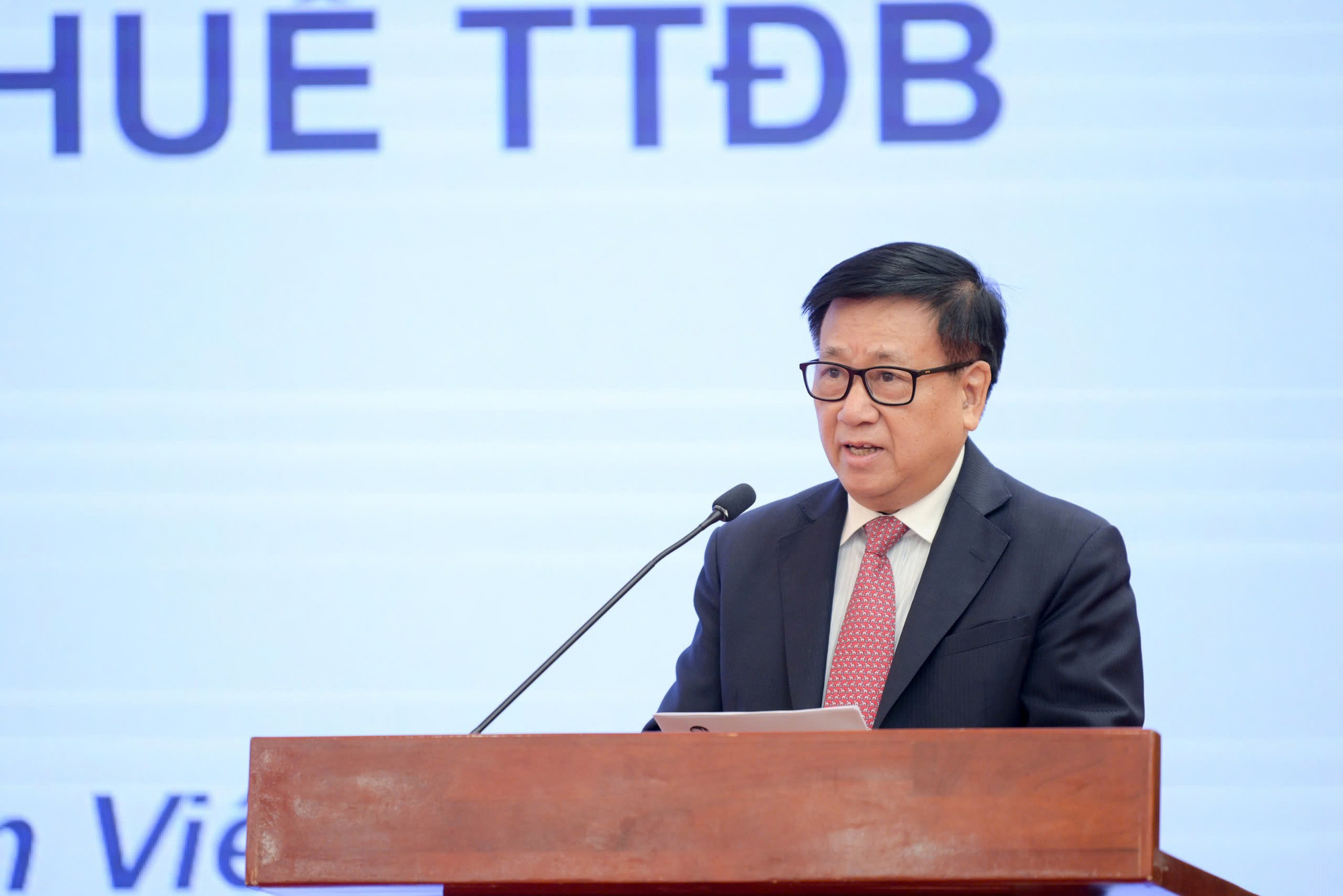 Phó Giáo sư, Tiến sĩ Nguyễn Văn Việt, Chủ tịch Hiệp hội Bia-Rượu-Nước giải khát Việt Nam trình bày tham luận tại hội thảo.