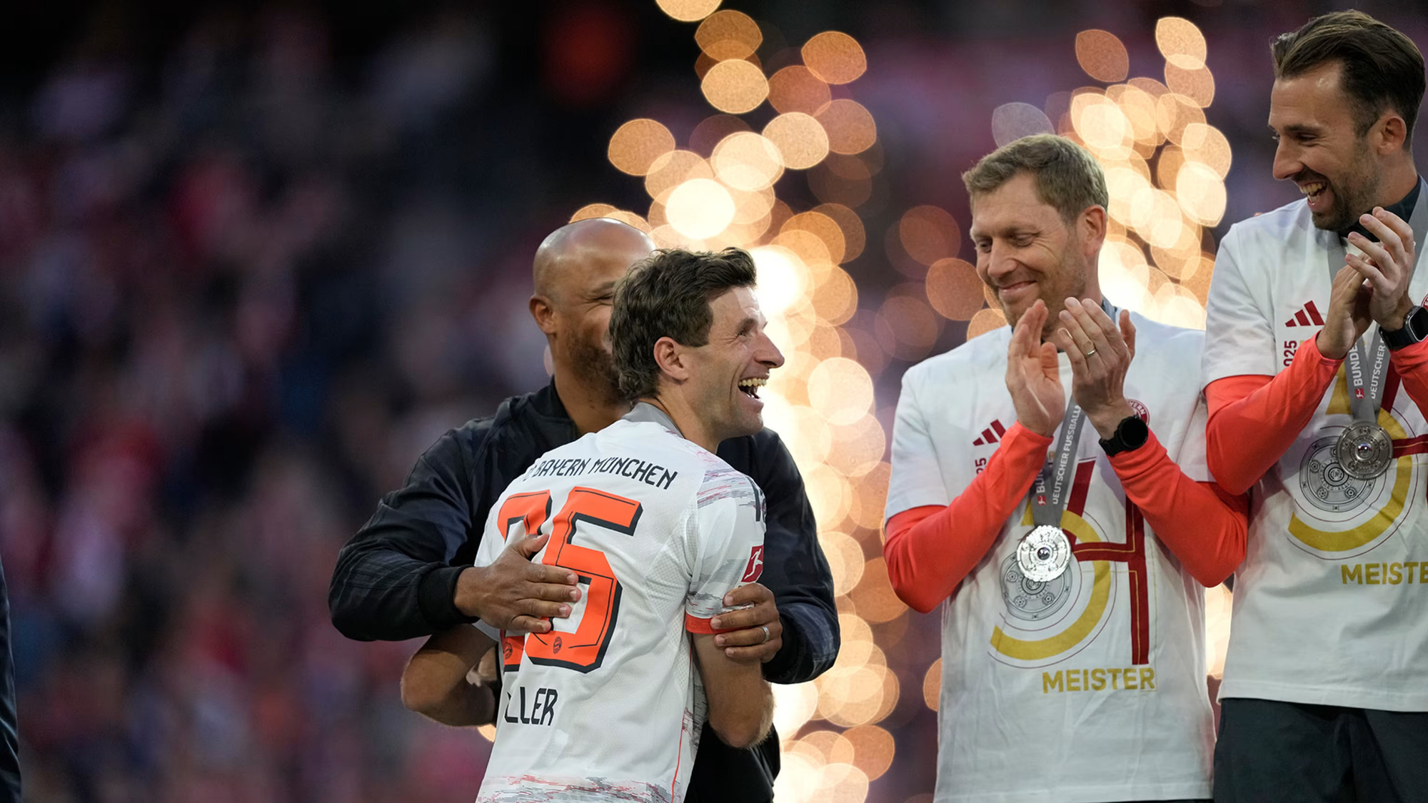 Thomas Muller lên bục nhận danh hiệu trong trận sân nhà cuối cùng trước khi chia tay Bayern theo dạng tự do. (Ảnh: Bayern FC) Thomas Muller lên bục nhận danh hiệu trong trận sân nhà cuối cùng trước khi chia tay Bayern theo dạng tự do. (Ảnh: Bayern FC)