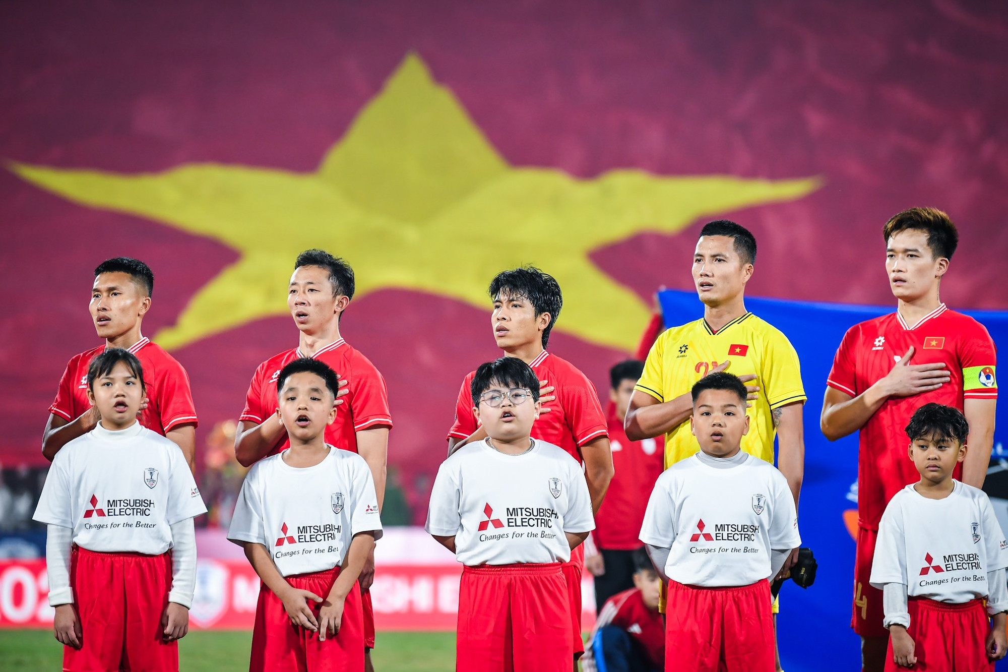 Đội tuyển Việt Nam thực hiện nghi thức chào cờ và hát quốc ca.