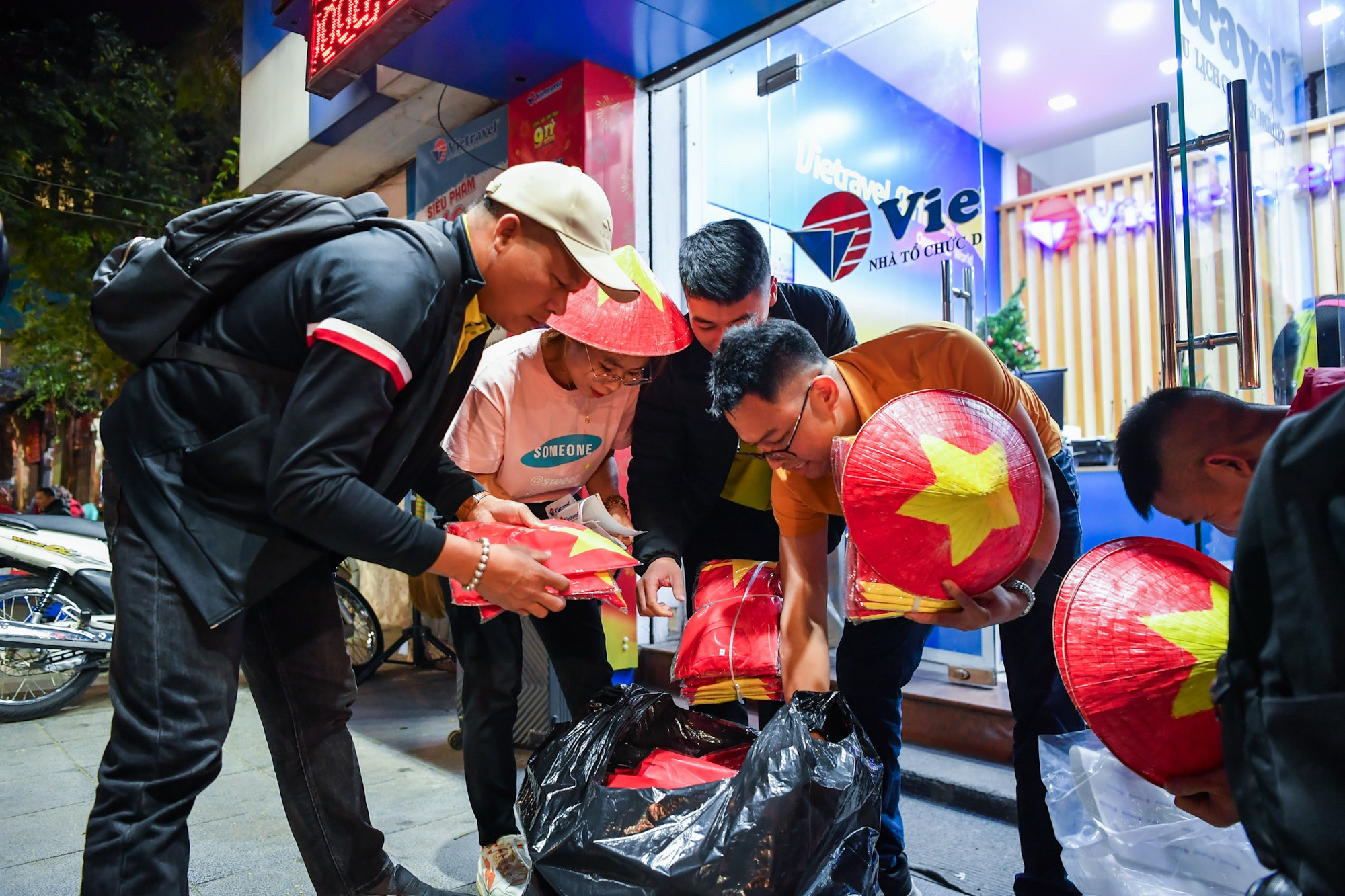 Trong hành trang của người hâm mộ còn có áo, nón lá cờ đỏ sao vàng.