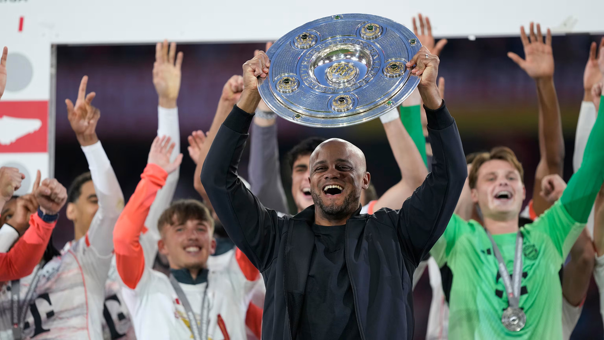 Huấn luyện viên Vincent Kompany khép lại mùa giải đầu tiên dẫn dắt Bayern Munich bằng chức vô địch Bundesliga - danh hiệu lớn đầu tiên trong sự nghiệp cầm quân của ông sau chức vô địch Championship cùng Burnley mùa giải 2022-2023. (Ảnh: Bayern FC) Huấn luyện viên Vincent Kompany khép lại mùa giải đầu tiên dẫn dắt Bayern Munich bằng chức vô địch Bundesliga - danh hiệu lớn đầu tiên trong sự nghiệp cầm quân của ông sau chức vô địch Championship cùng Burnley mùa giải 2022-2023. (Ảnh: Bayern FC)