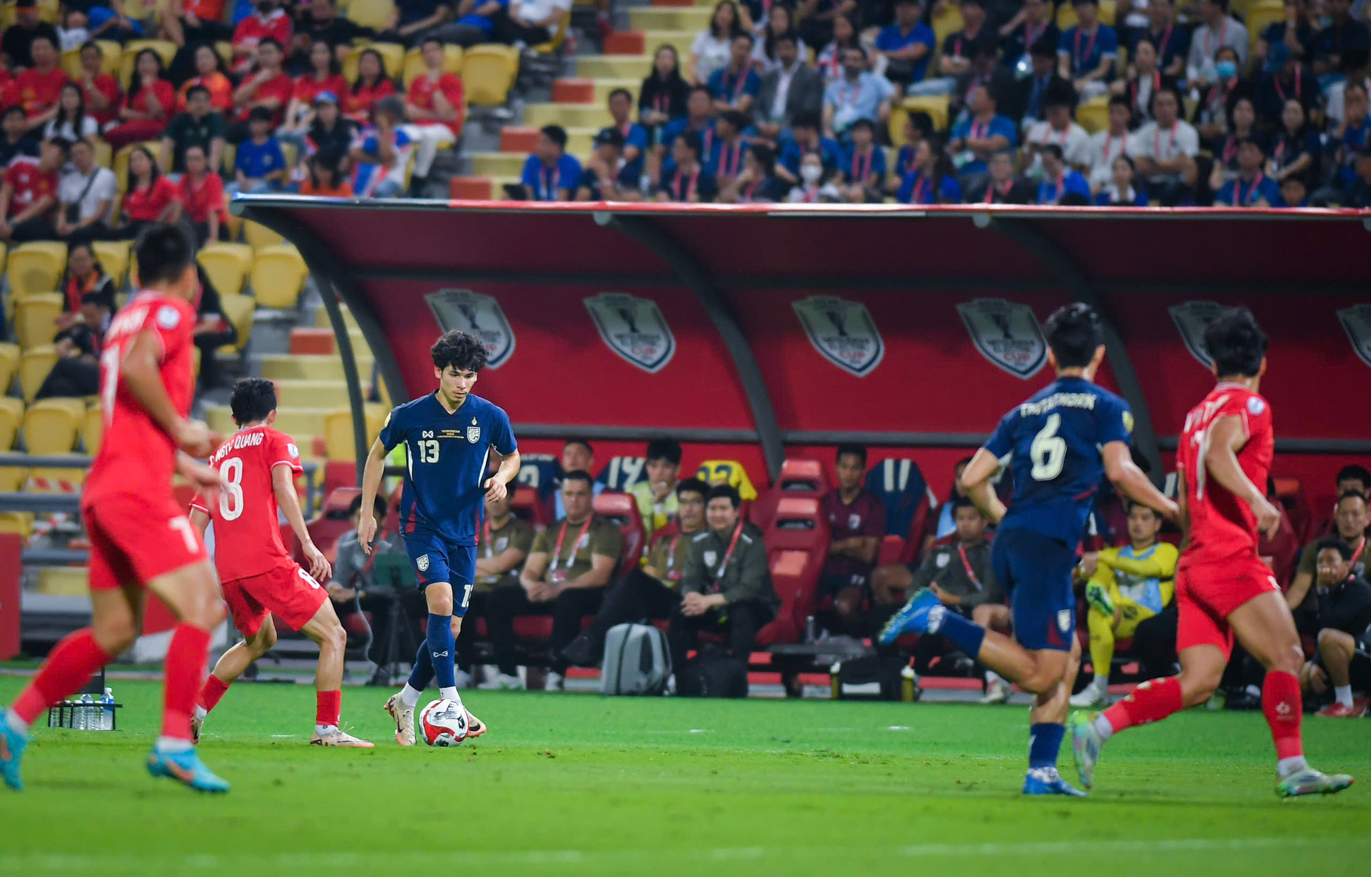Ben Davis gỡ hòa 1-1 cho Thái Lan.