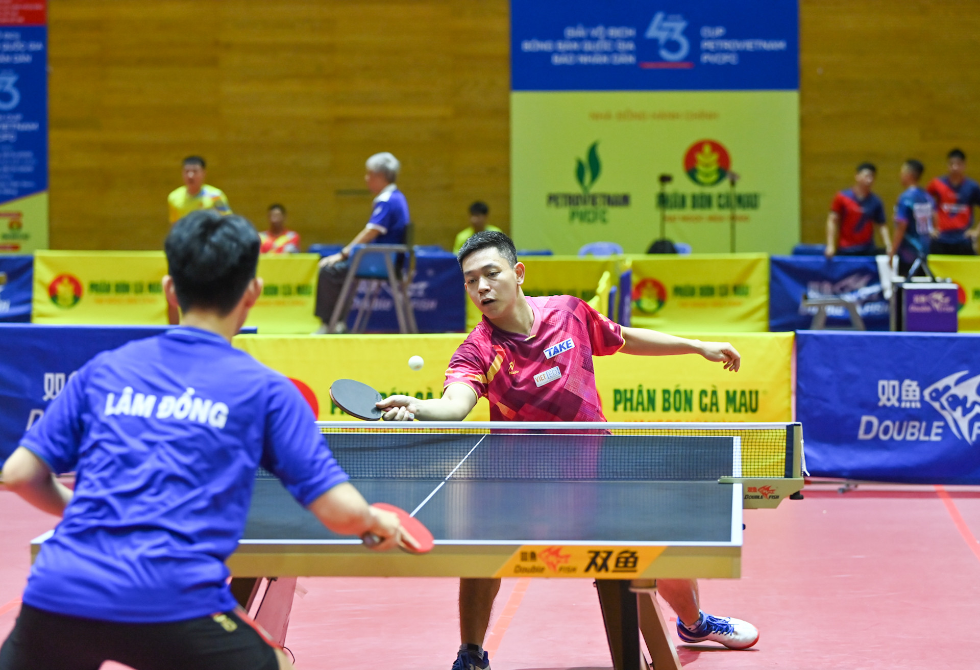 Tay vợt Nguyễn Văn Huấn của đoàn Hà Nội từng giành Huy chương Đồng đơn nam tại Giải vô địch bóng bàn quốc gia Báo Nhân Dân lần thứ 41 năm, khẳng định tài năng của mình trong làng bóng bàn Việt Nam.