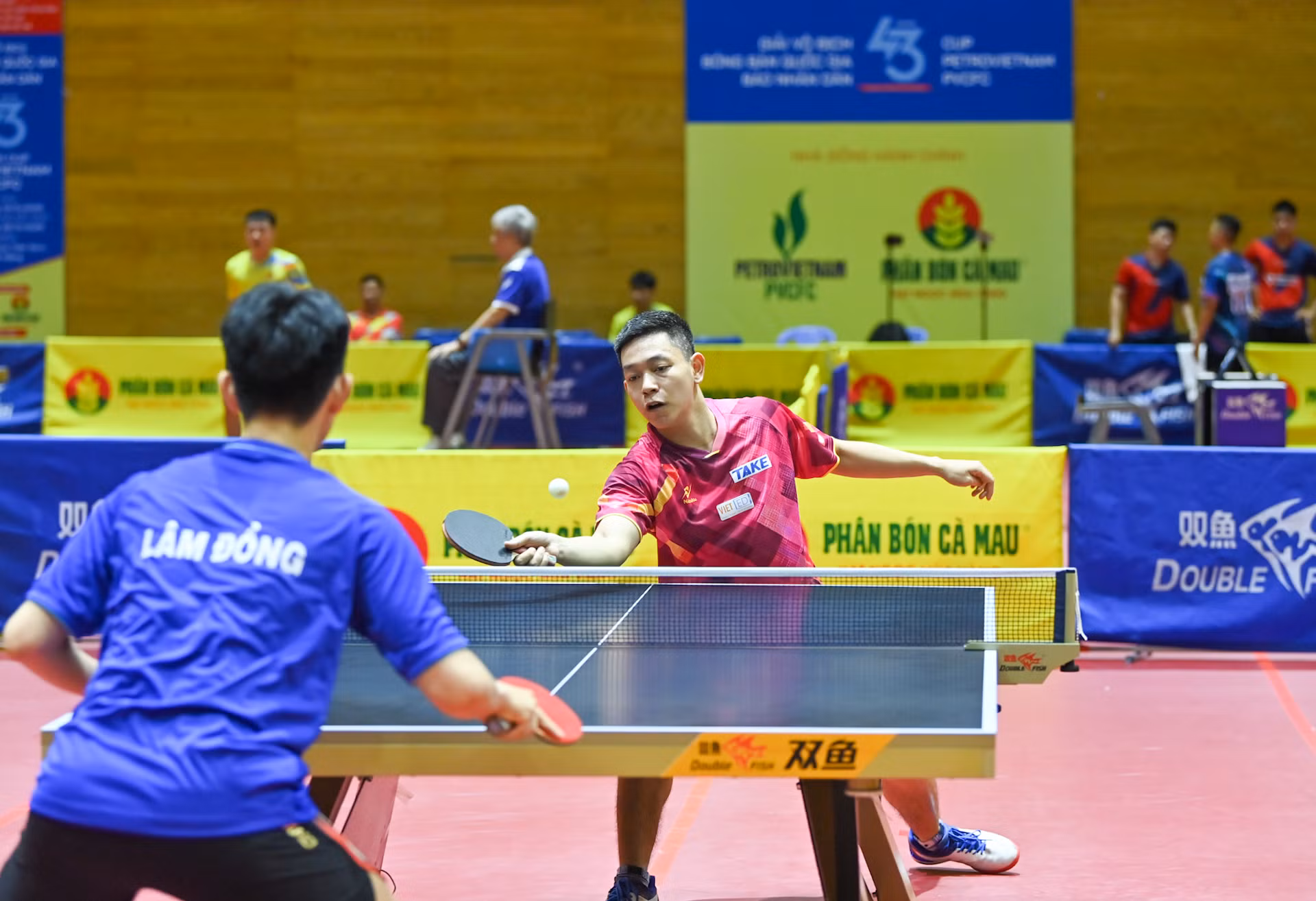 Tay vợt Nguyễn Văn Huấn của đoàn Hà Nội từng giành Huy chương Đồng đơn nam tại Giải vô địch bóng bàn quốc gia Báo Nhân Dân lần thứ 41 năm, khẳng định tài năng của mình trong làng bóng bàn Việt Nam.