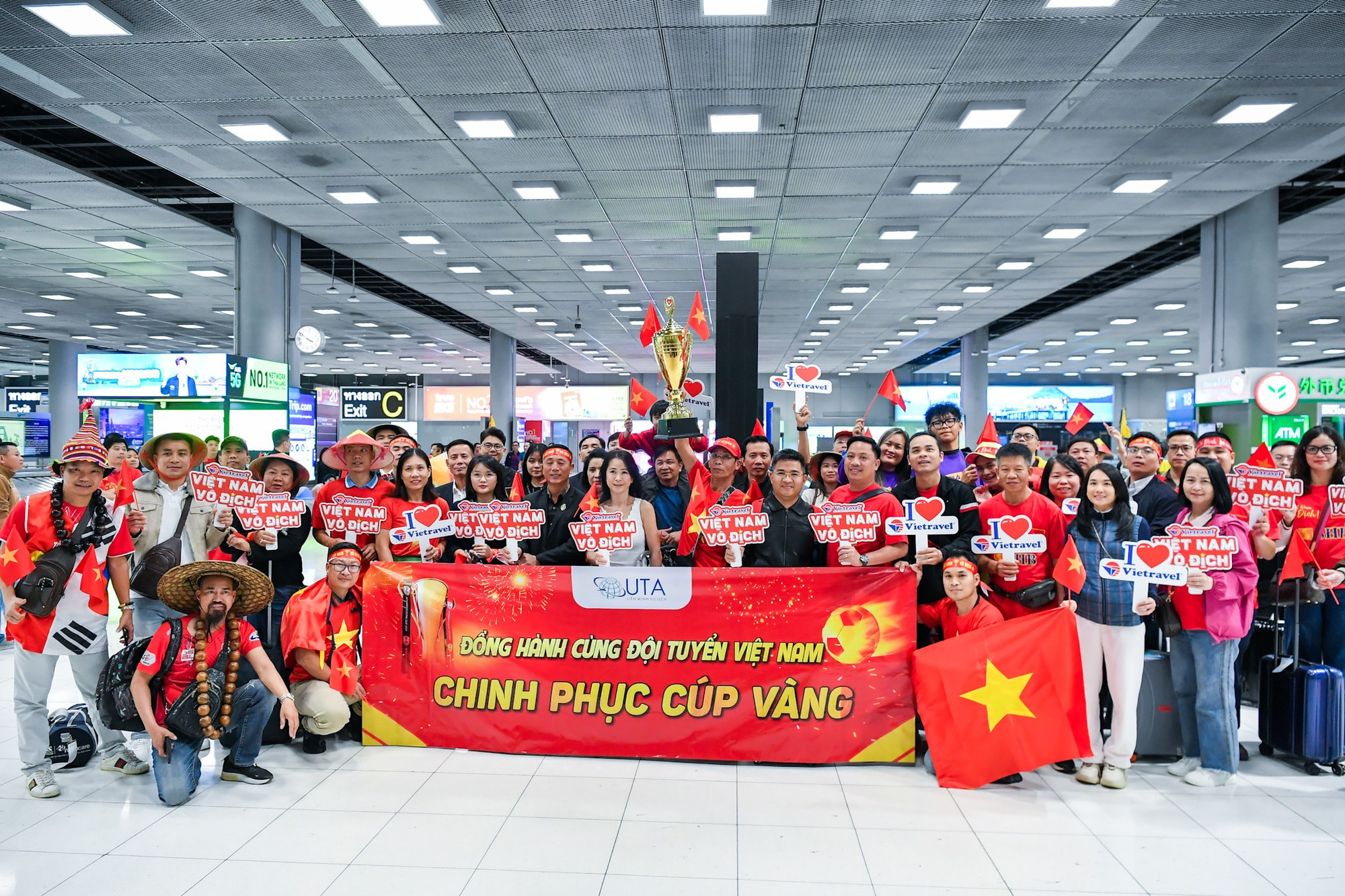 Đồng hành cùng đội tuyển Việt Nam chinh phục cúp vàng.