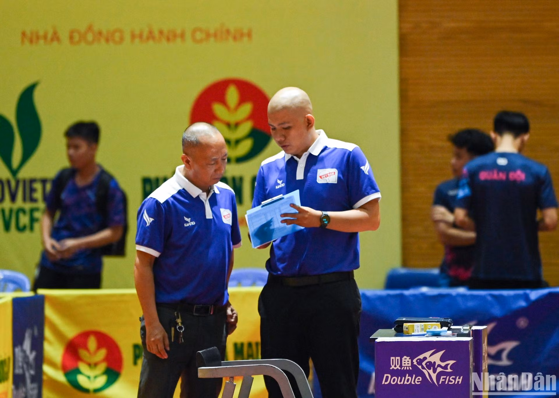 Các trọng tài thảo luận sau trận đấu. (Ảnh: DUY LINH)