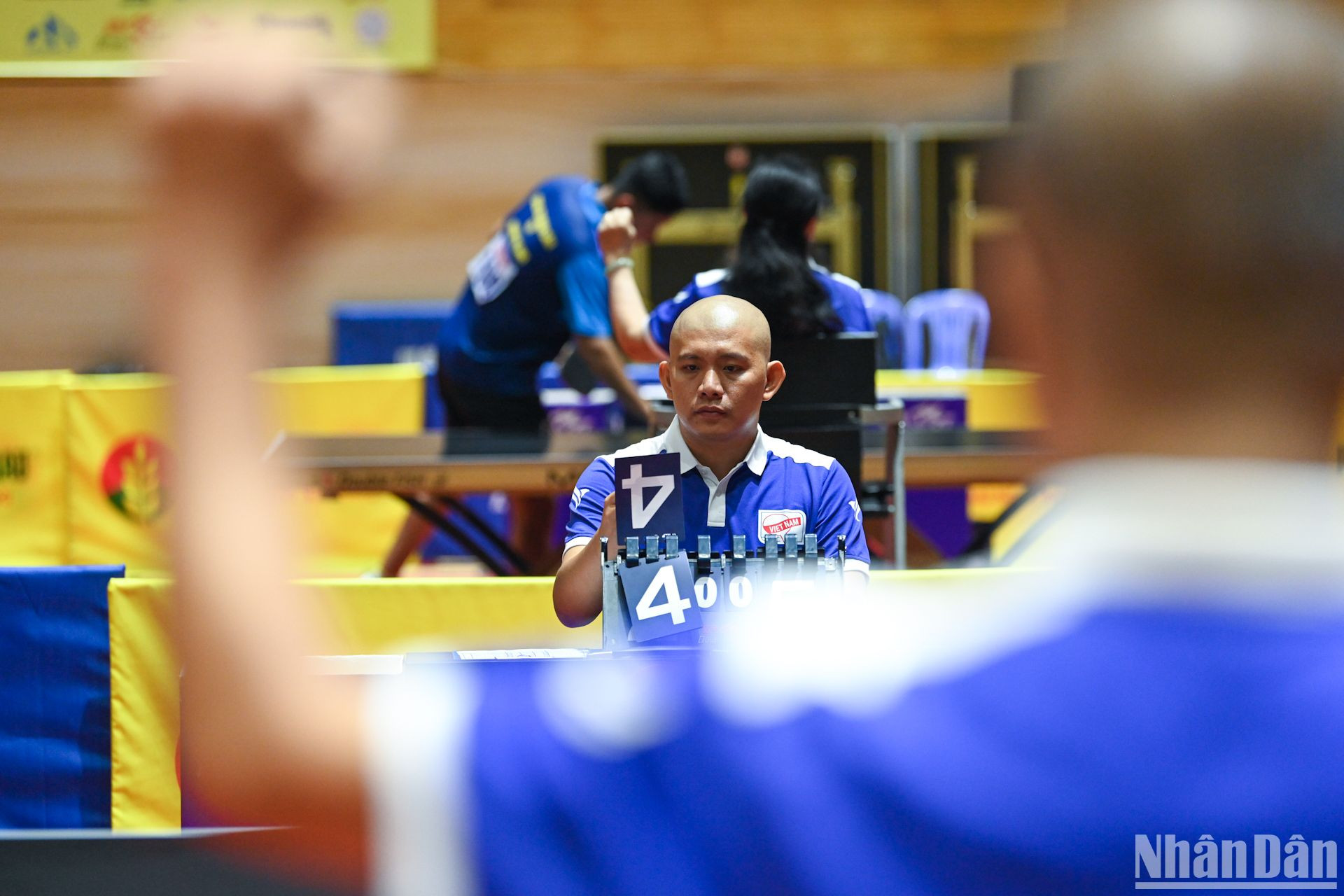 Trọng tài quốc tế Văn Huỳnh Phương Huy khi điều hành một trận đấu. (Ảnh: DUY LINH)