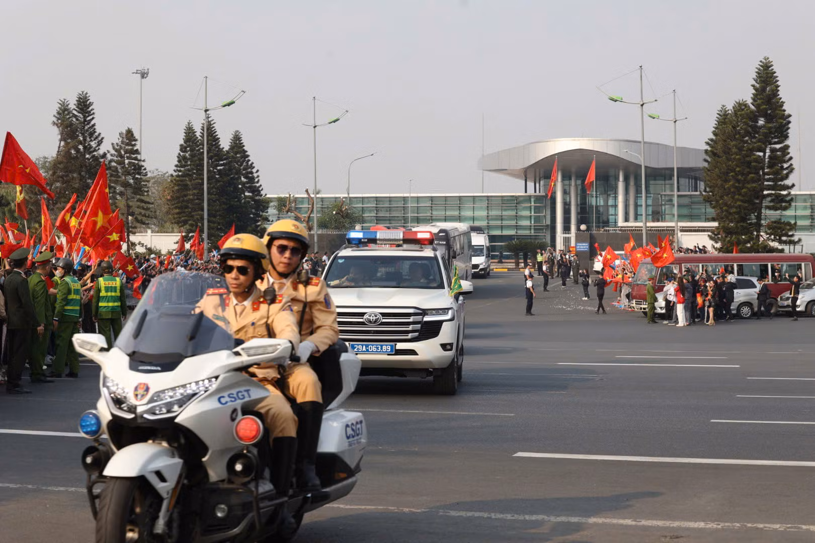 Đoàn Cảnh sát giao thông dẫn đường tuyển Việt Nam.