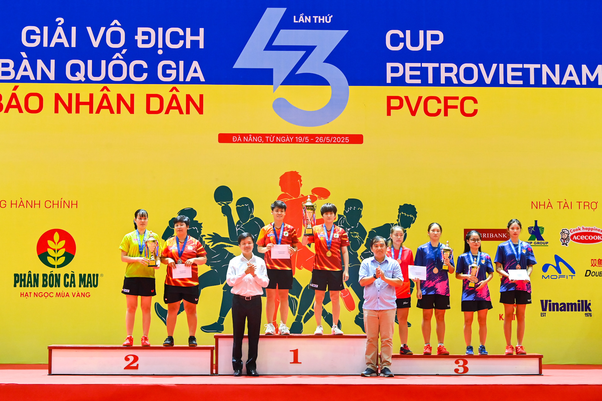 Đại diện Ban tổ chức trao huy chương và cúp cho các đội đoạt giải tại nội dung đôi nữ.