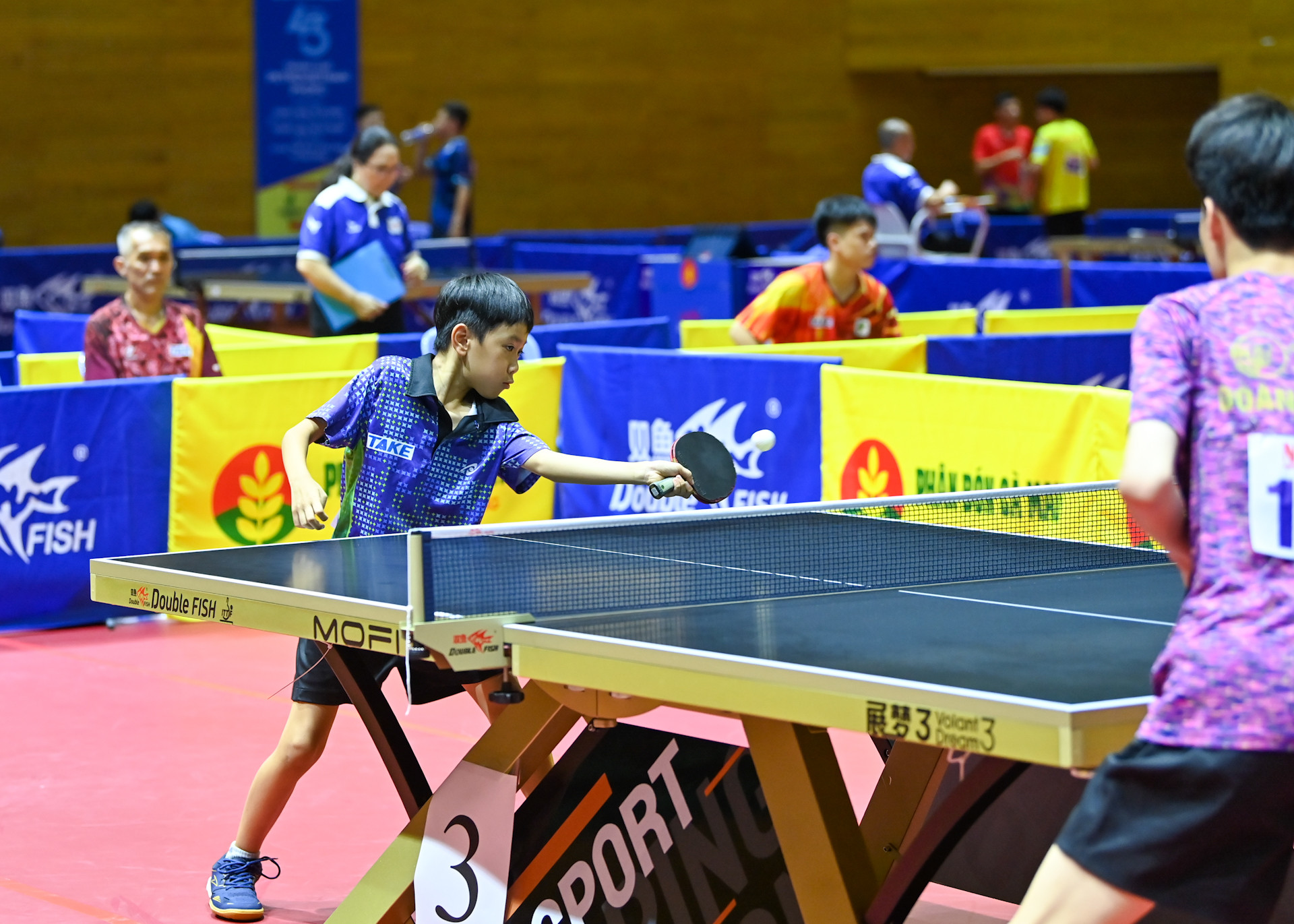 Không chạy theo thắng thua, Hoàng Việt Tùng chọn cách trưởng thành qua từng đường bóng. Cậu bé đang học cách lớn lên cùng trái bóng bàn và những bài học đầu đời từ chính gia đình.