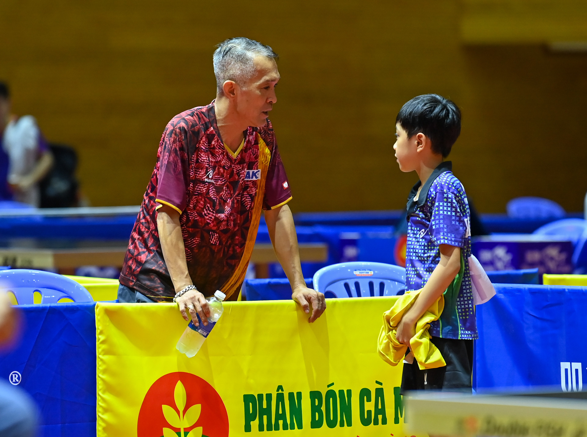 Huấn luyện viên của đoàn Hưng Yên trao đổi bên lề trận đấu cùng Hoàng Việt Tùng.