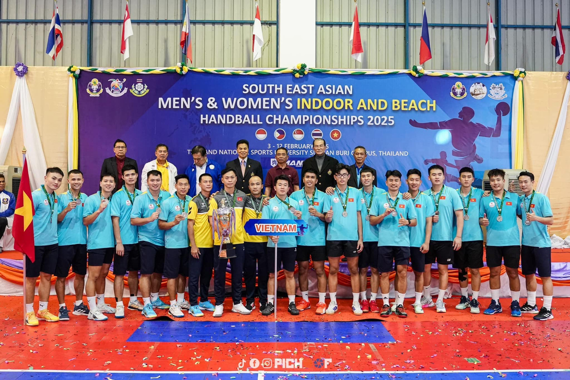 Bóng ném nam trong nhà Việt Nam giành ngôi Á quân giải Đông Nam Á 2025. (Ảnh: PICHOOF)