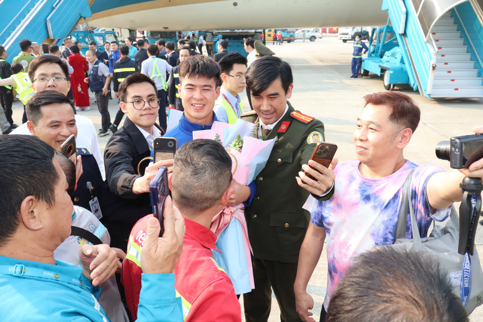 Người hâm mộ vây quanh các tuyển thủ với niềm vui vô địch.