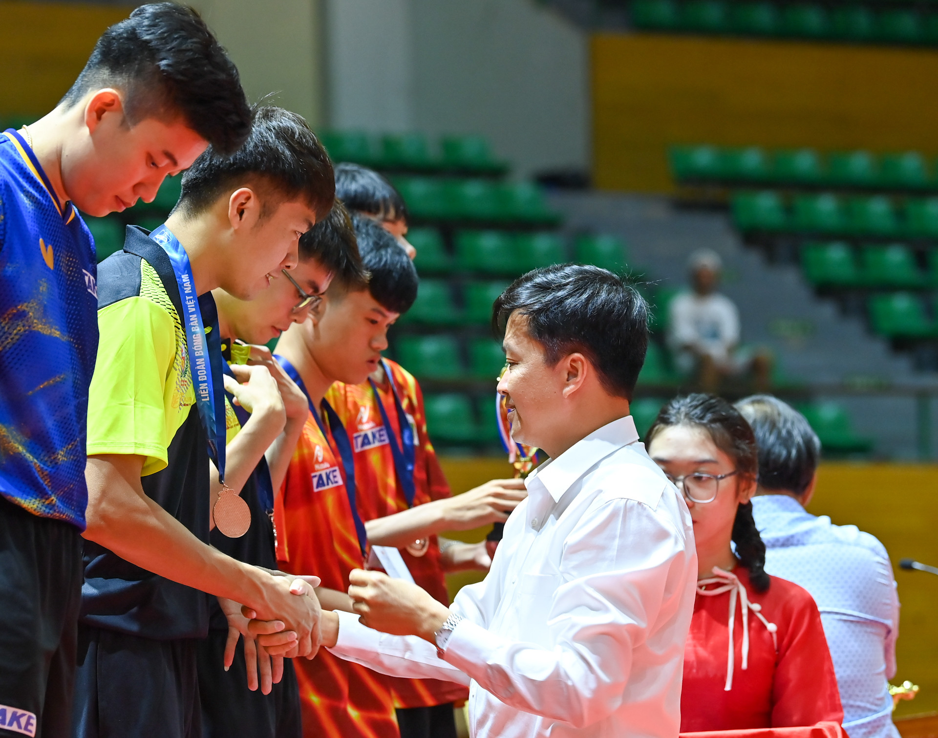 Đồng chí Tạ Quang Dũng - Trưởng Ban Văn hóa-Xã hội Báo Nhân Dân, Trưởng Ban tổ chức Giải trao huy chương và cúp cho các đội đoạt giải tại nội dung đôi nam.