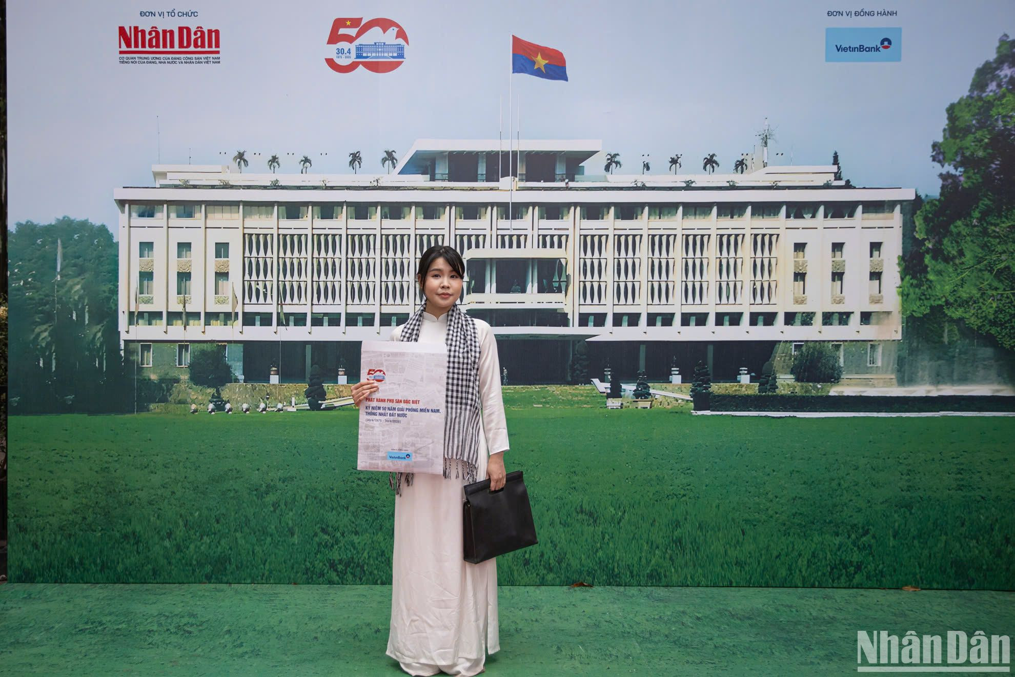 Em Nguyễn Ngọc Diễm chụp hình check-in tại Triển lãm tương tác. (Ảnh: SƠN TÙNG)