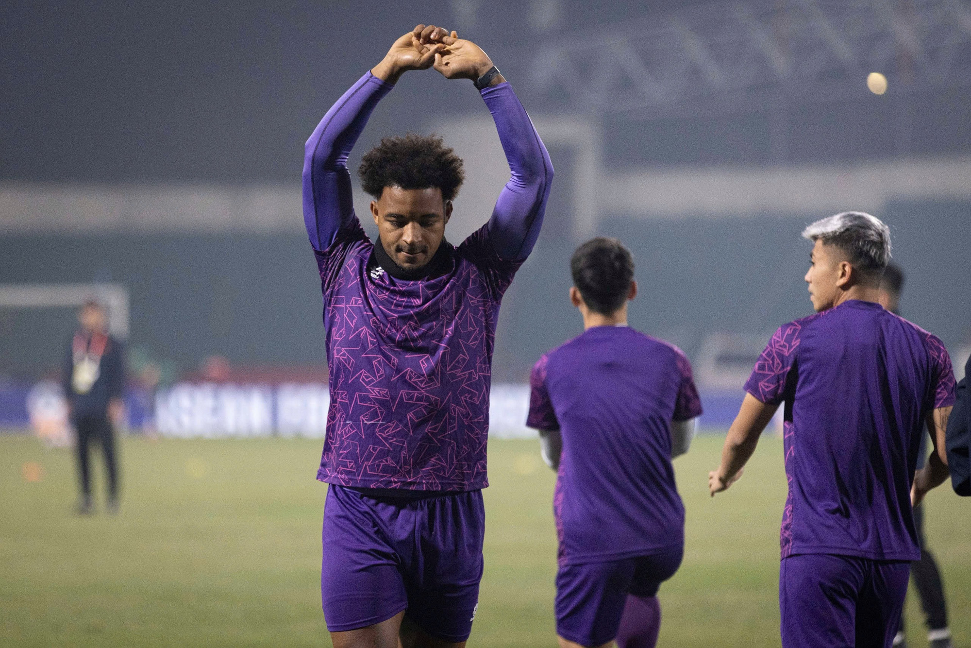 Các cầu thủ khởi động nhẹ trước buổi tập.