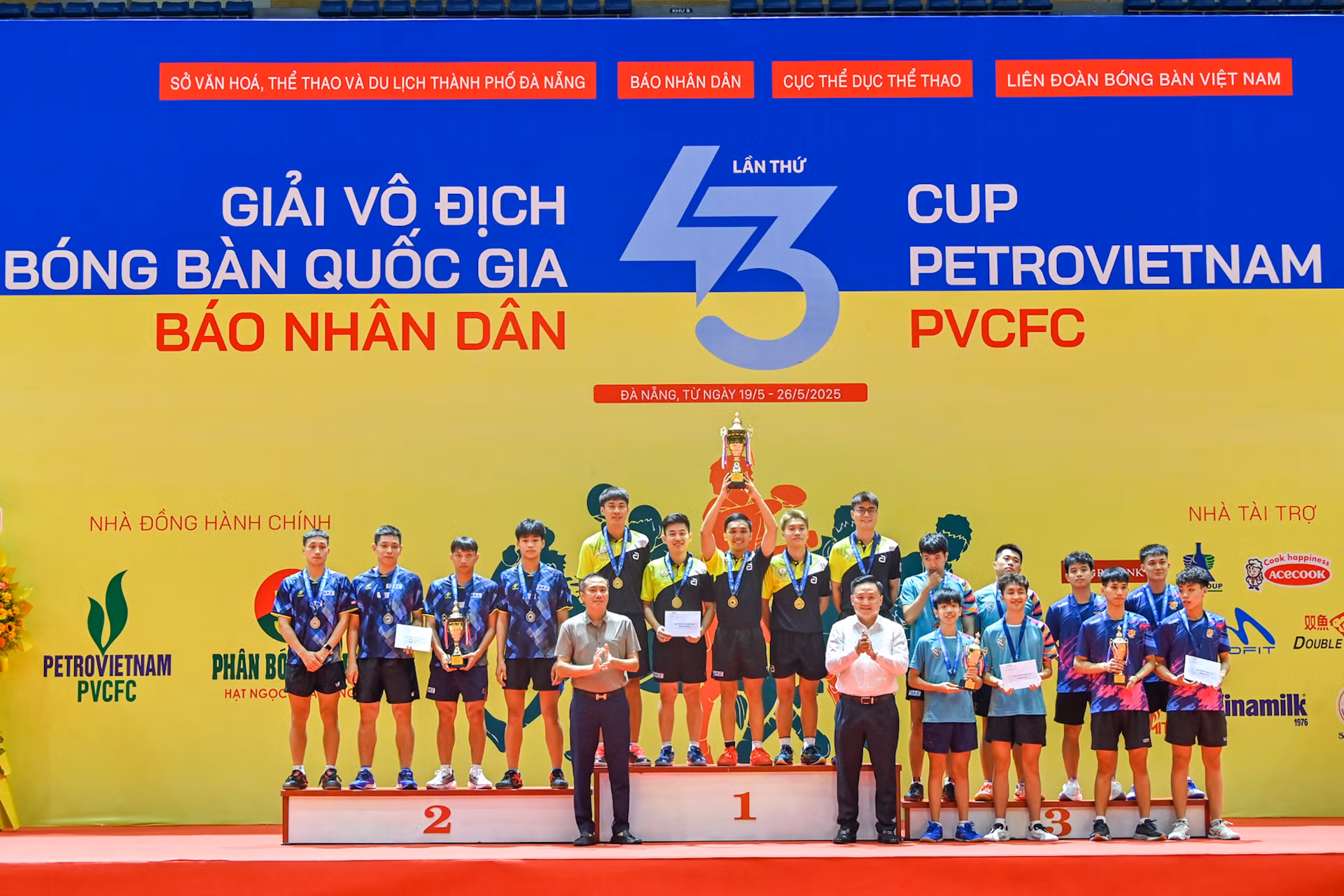 Đại diện Ban tổ chức trao huy chương và cúp cho các đội đoạt giải tại nội dung đồng đội nam. (Ảnh: DUY LINH)